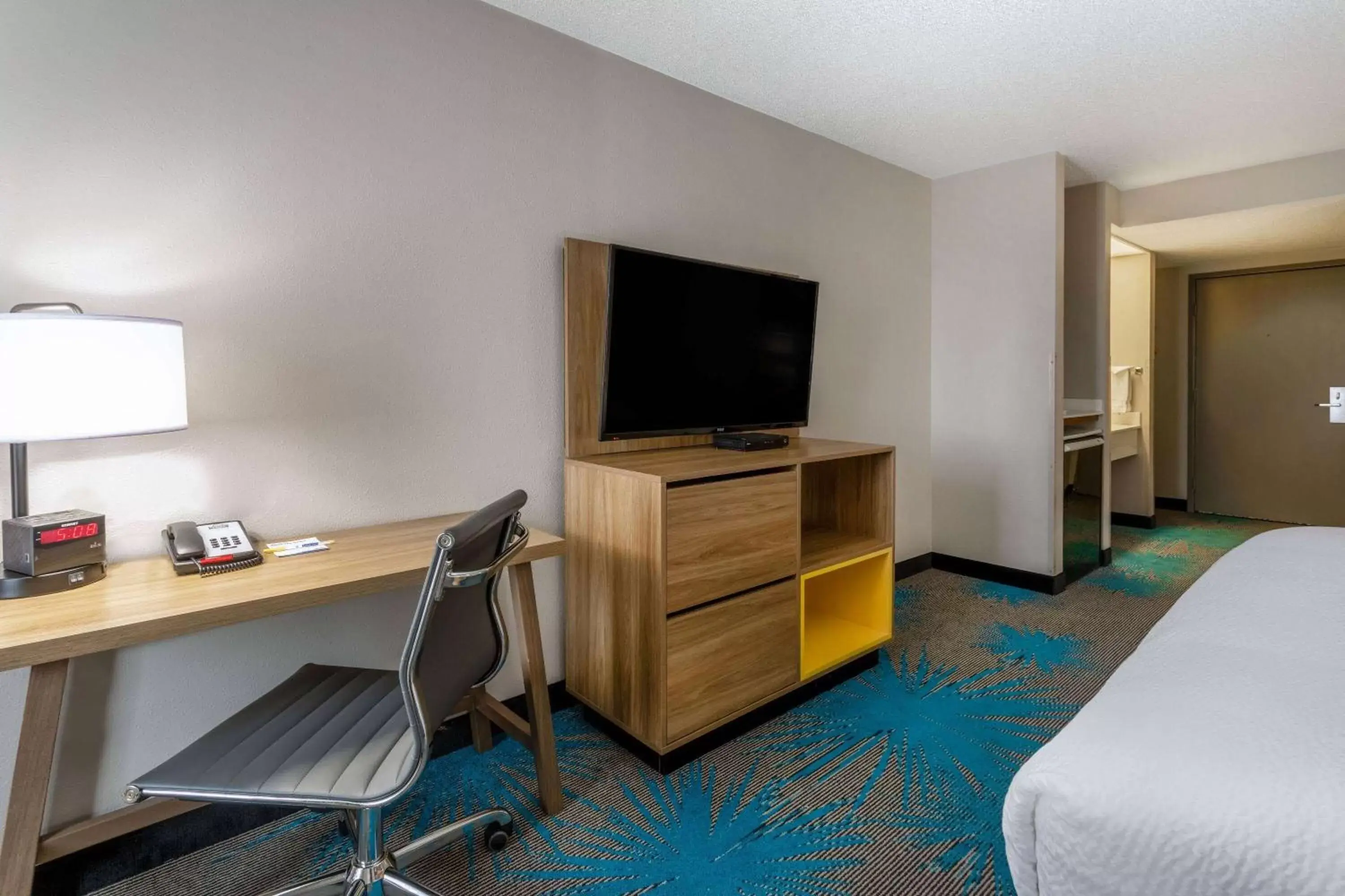 Photo of the whole room, TV/Entertainment Center in Days Inn & Suites by Wyndham Denver International Airport