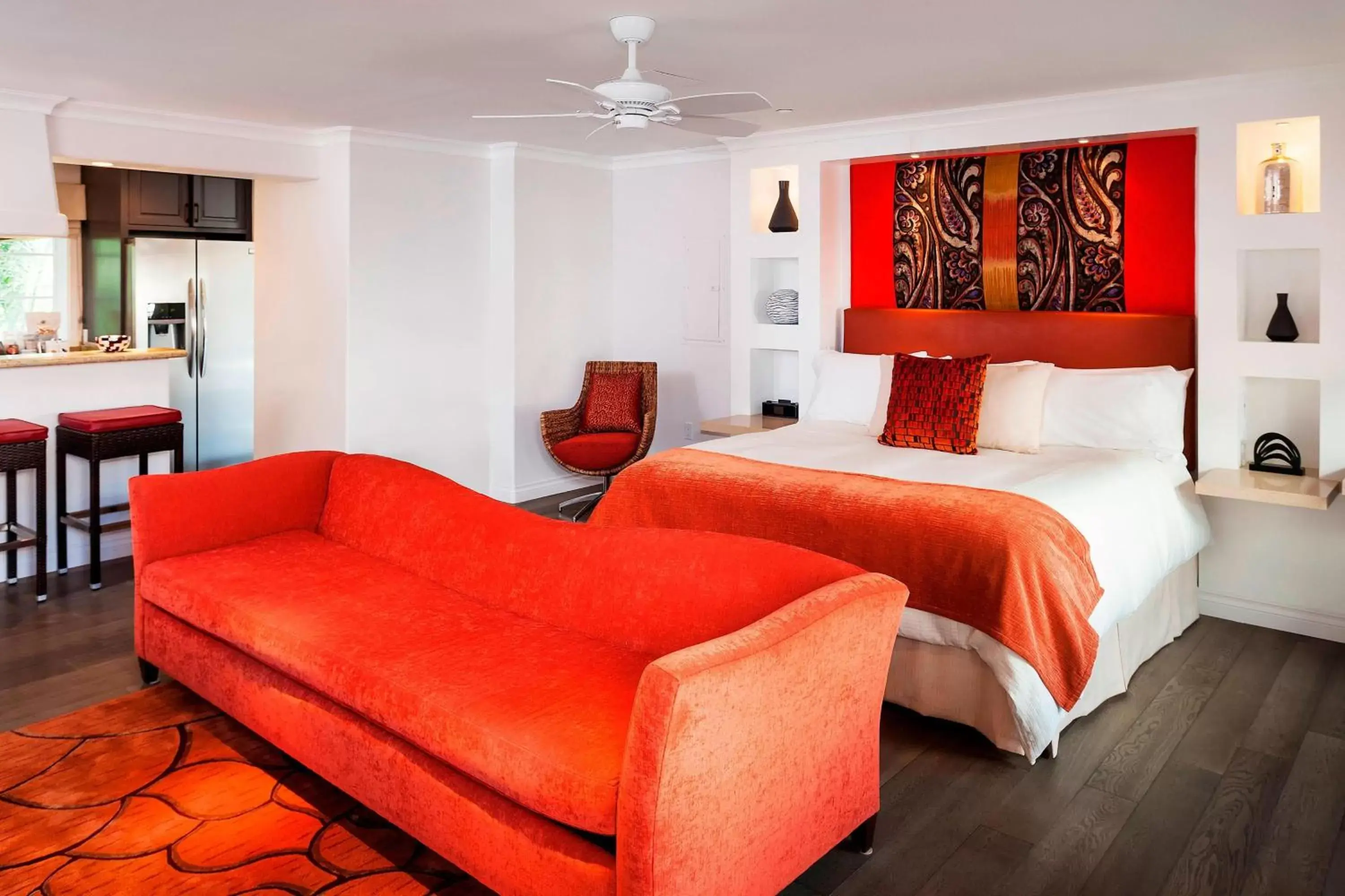 Photo of the whole room, Bed in Triada Palm Springs, Autograph Collection