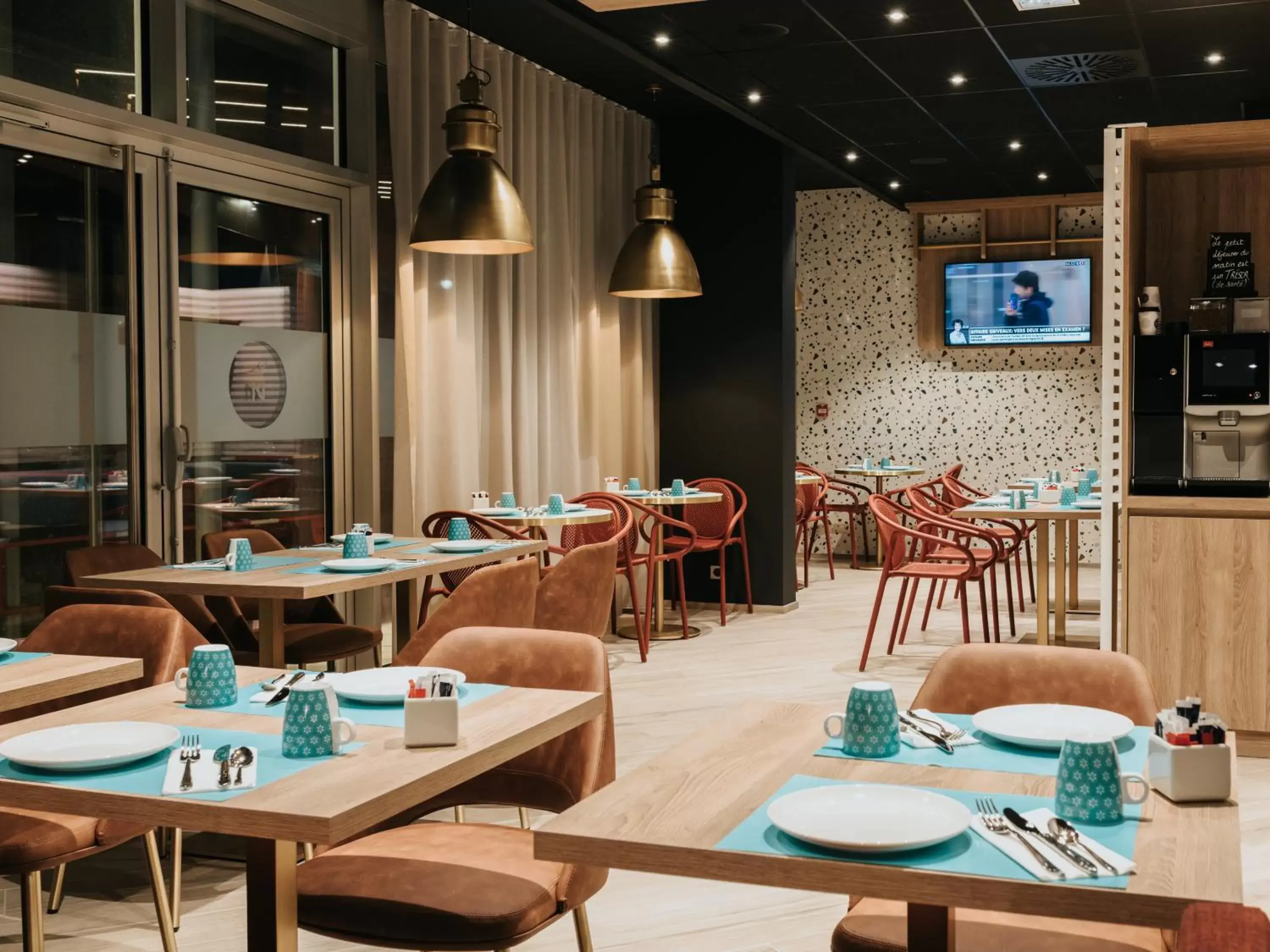 Restaurant/Places to Eat in Novotel Angers Centre Gare