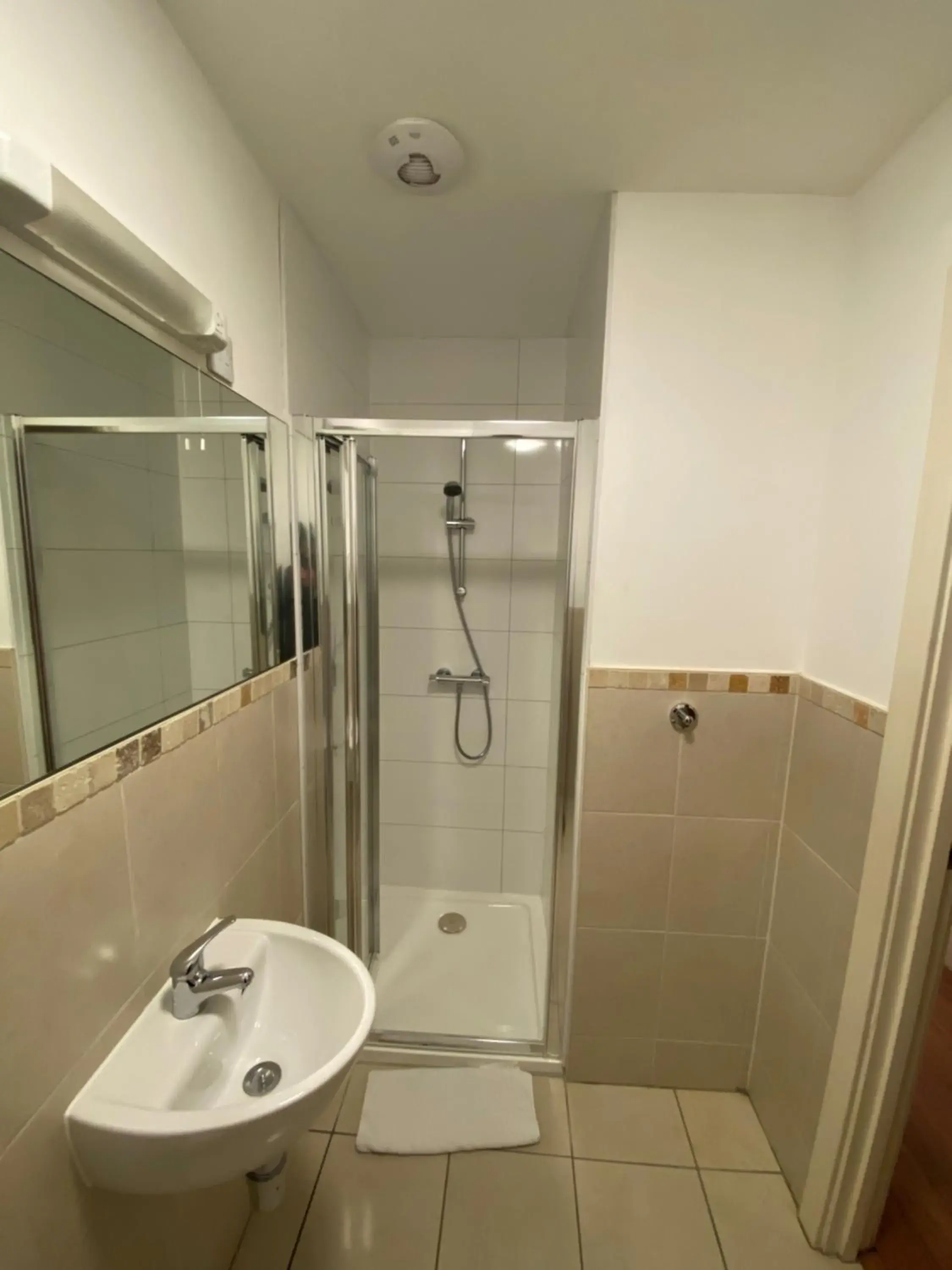 Bathroom in Wendover Arms Hotel