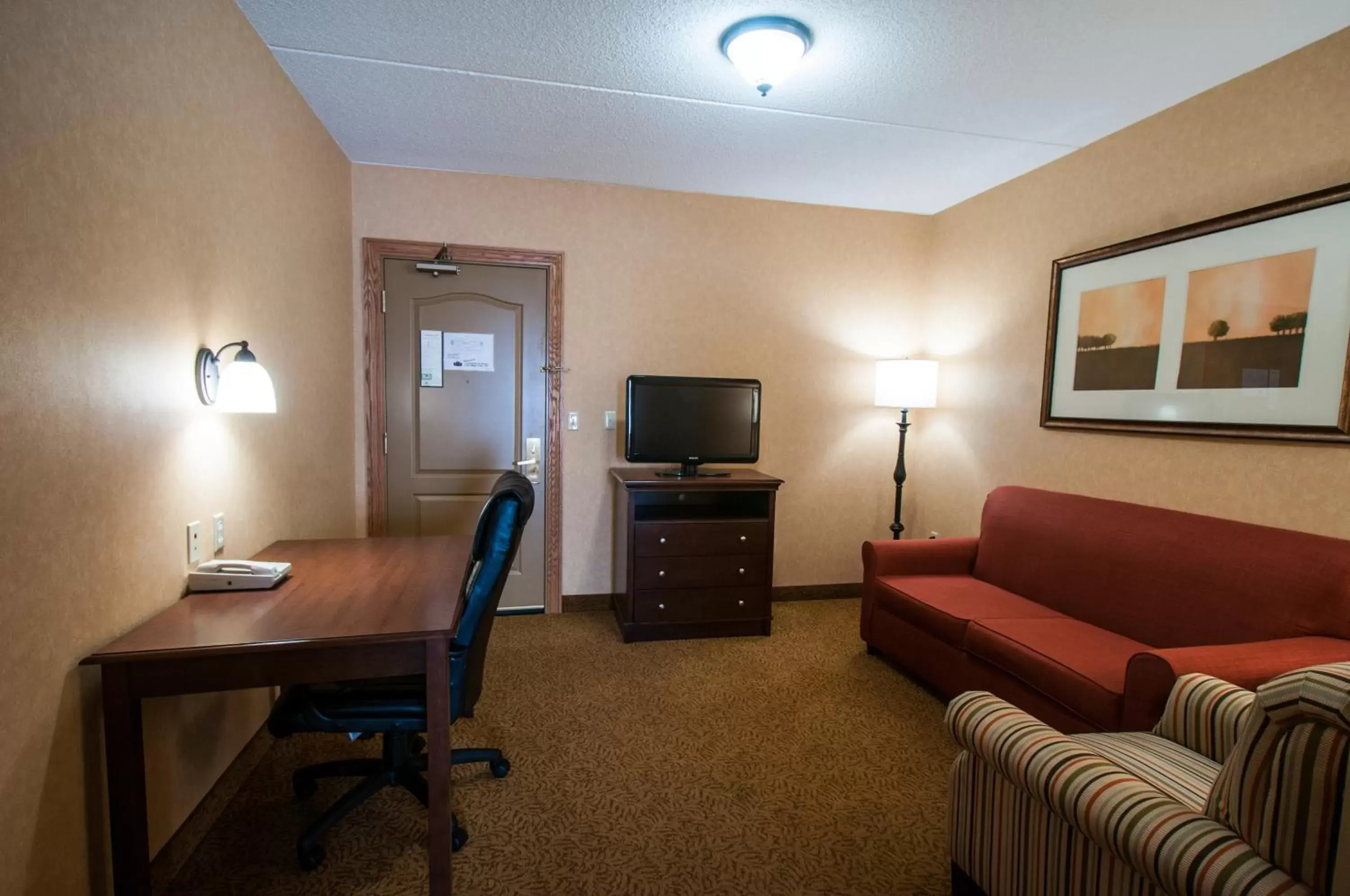 Seating area, TV/Entertainment Center in Country Inn & Suites by Radisson, Cuyahoga Falls, OH