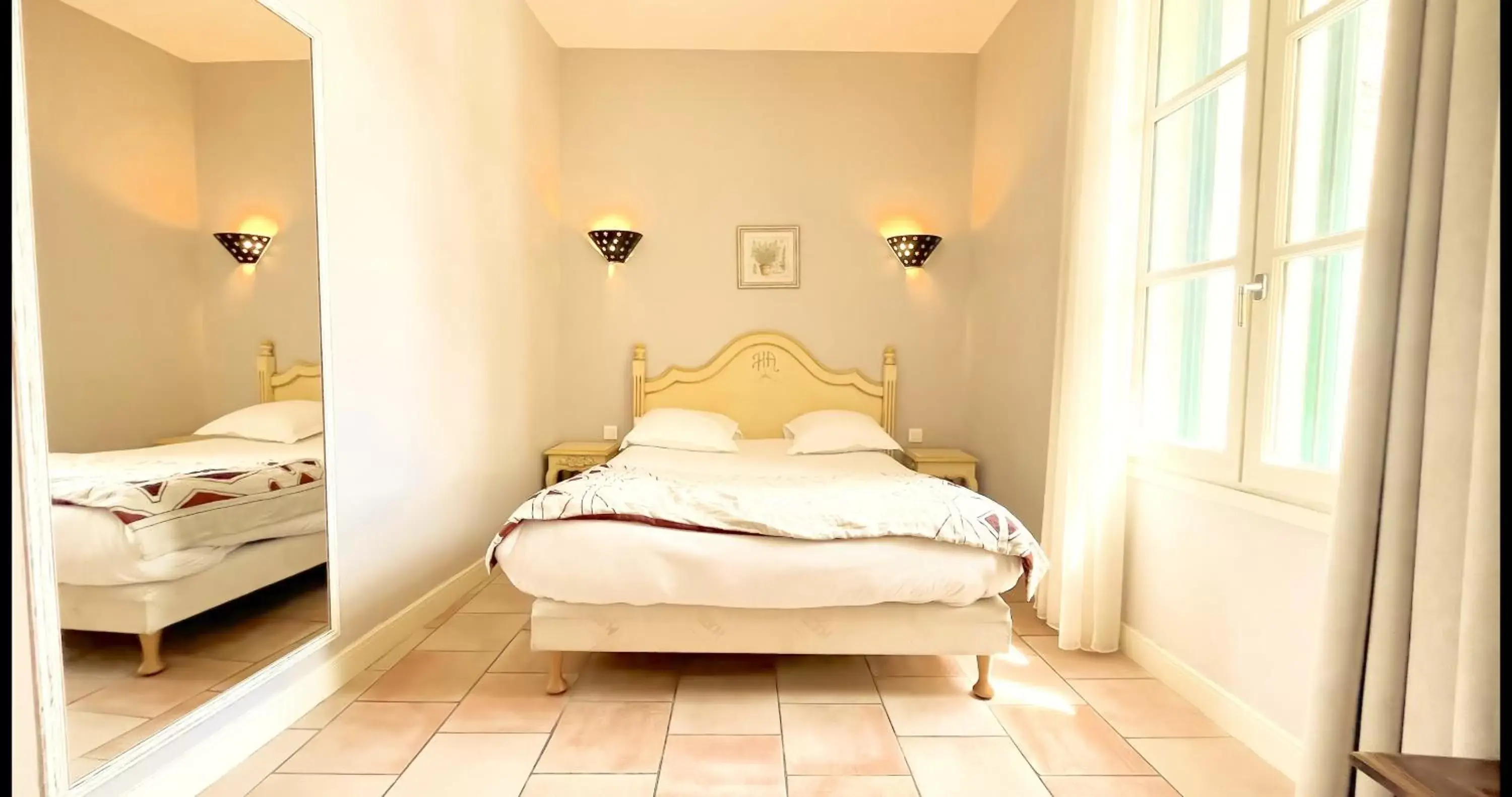 Bed in Hôtel l'Arena