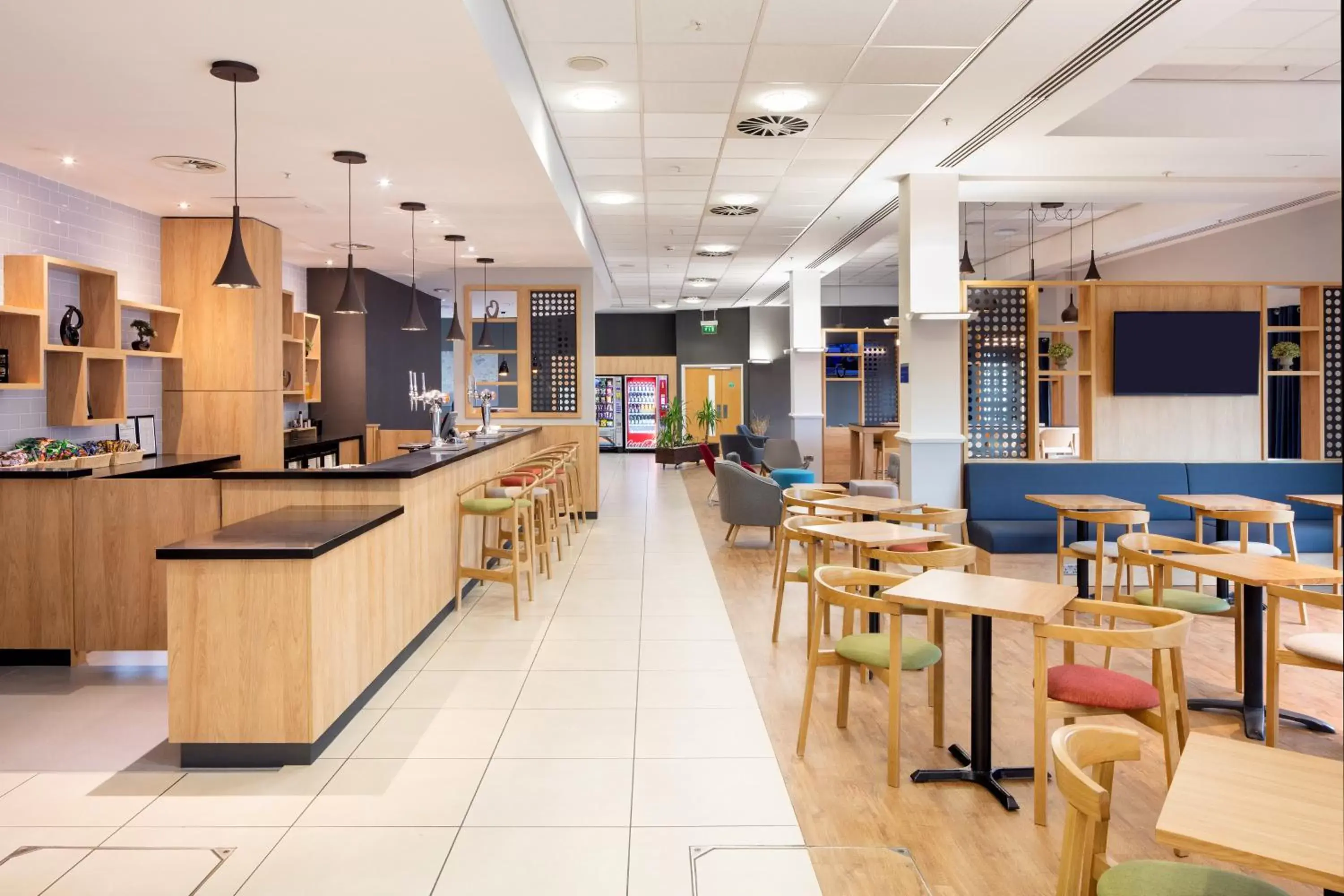 Lounge or bar, Restaurant/Places to Eat in Holiday Inn Express Hull City Centre, an IHG Hotel