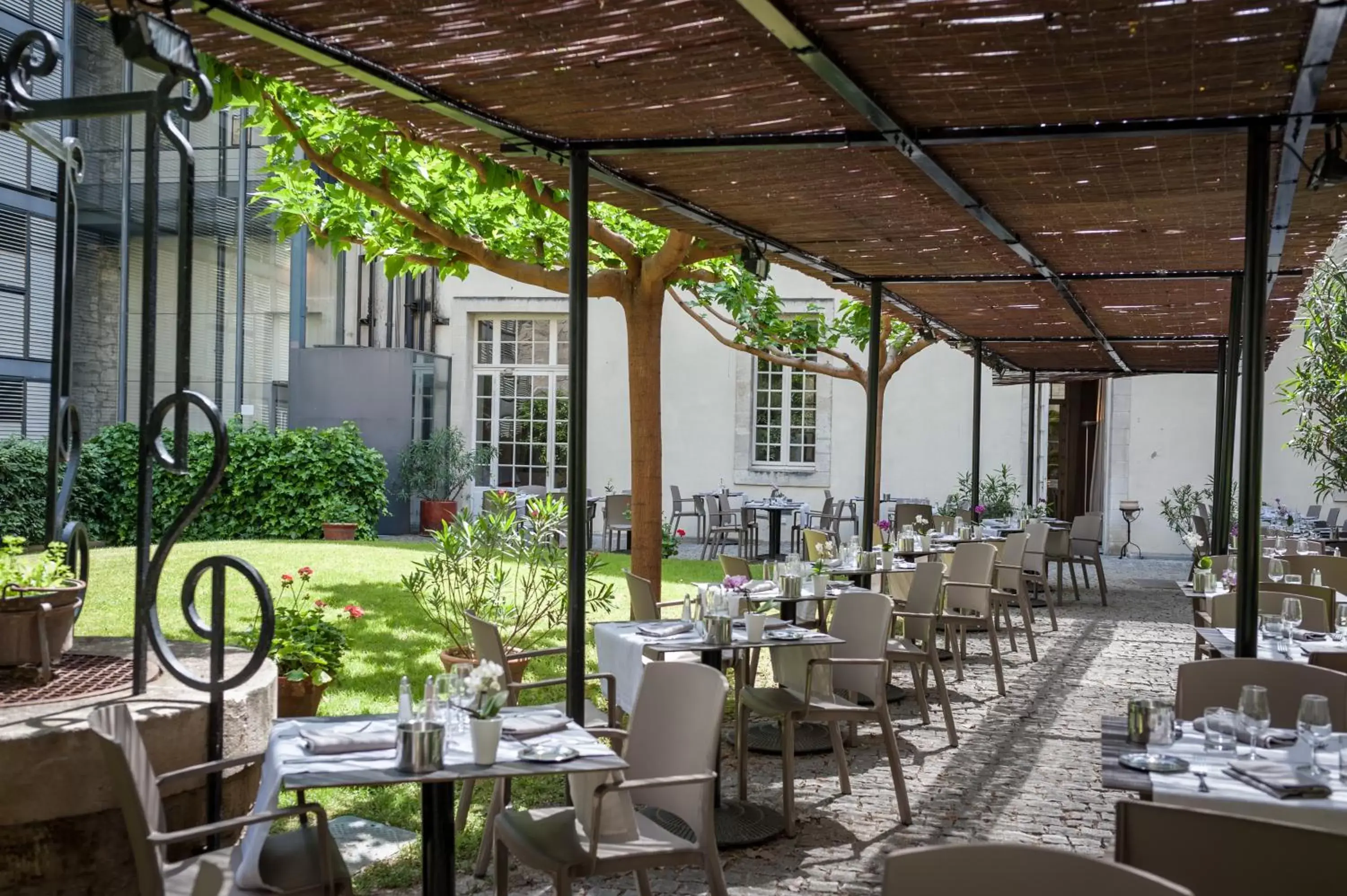 Garden, Restaurant/Places to Eat in Hôtel Cloitre Saint Louis Avignon