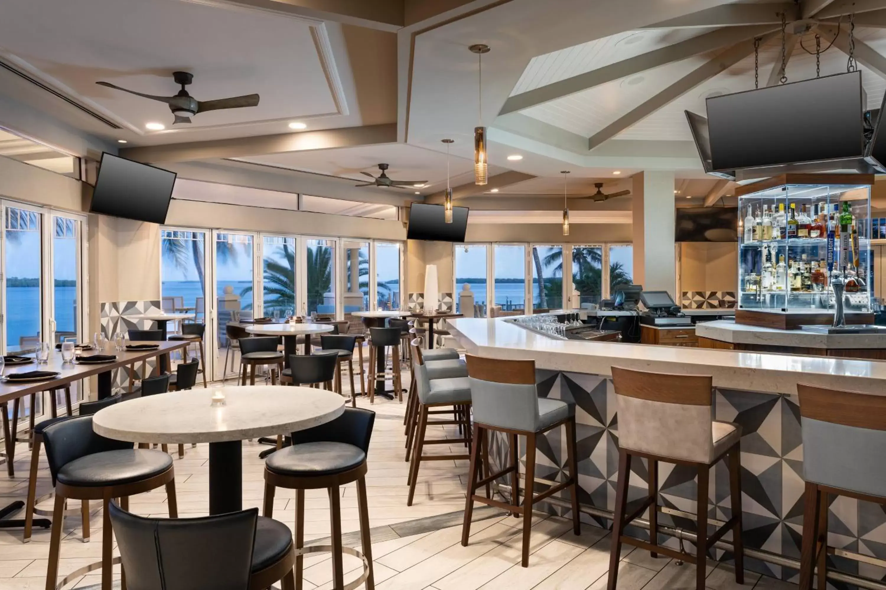 Restaurant/places to eat, Lounge/Bar in Marriott Sanibel Harbour Resort & Spa