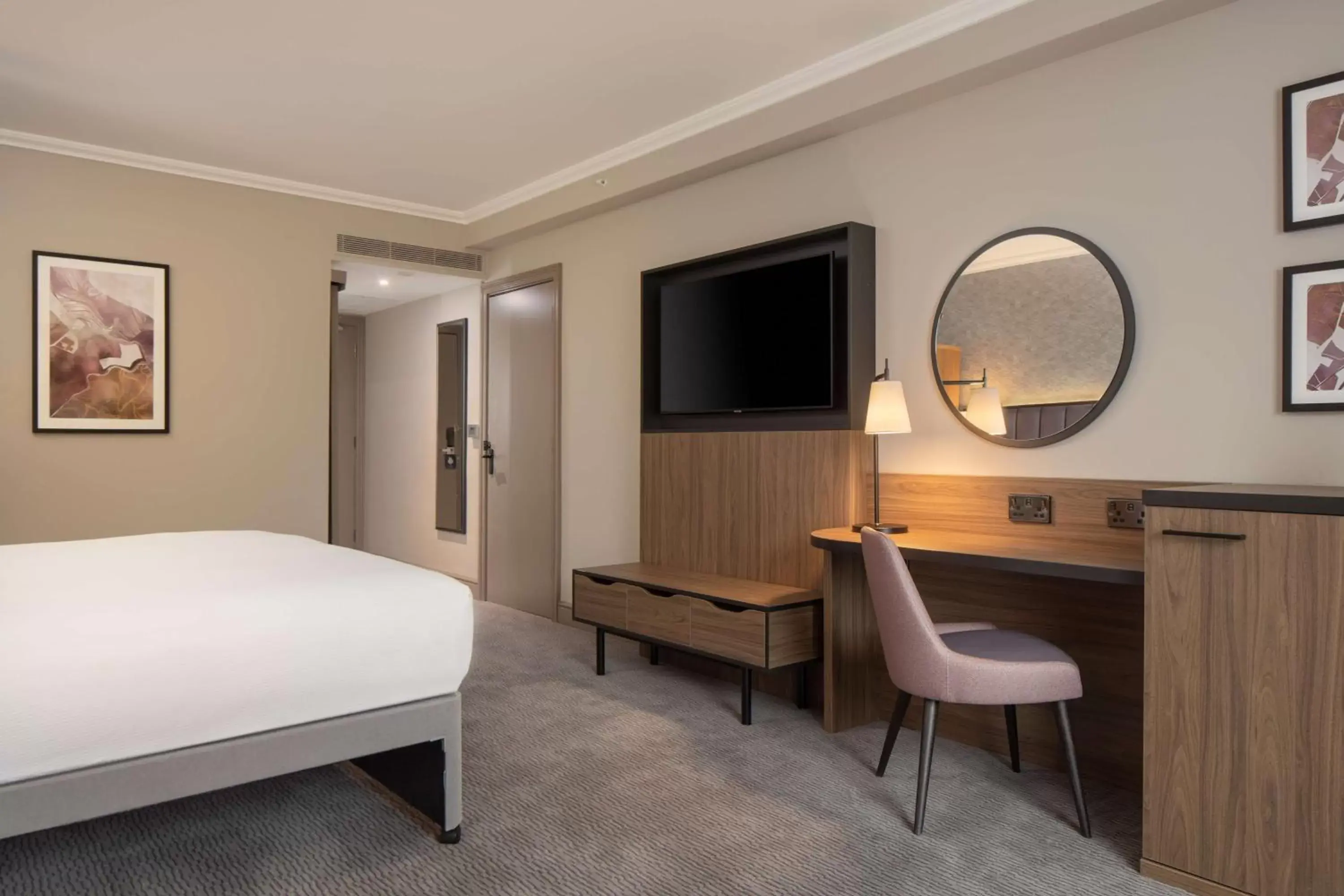 Bedroom, TV/Entertainment Center in DoubleTree by Hilton Dartford Bridge