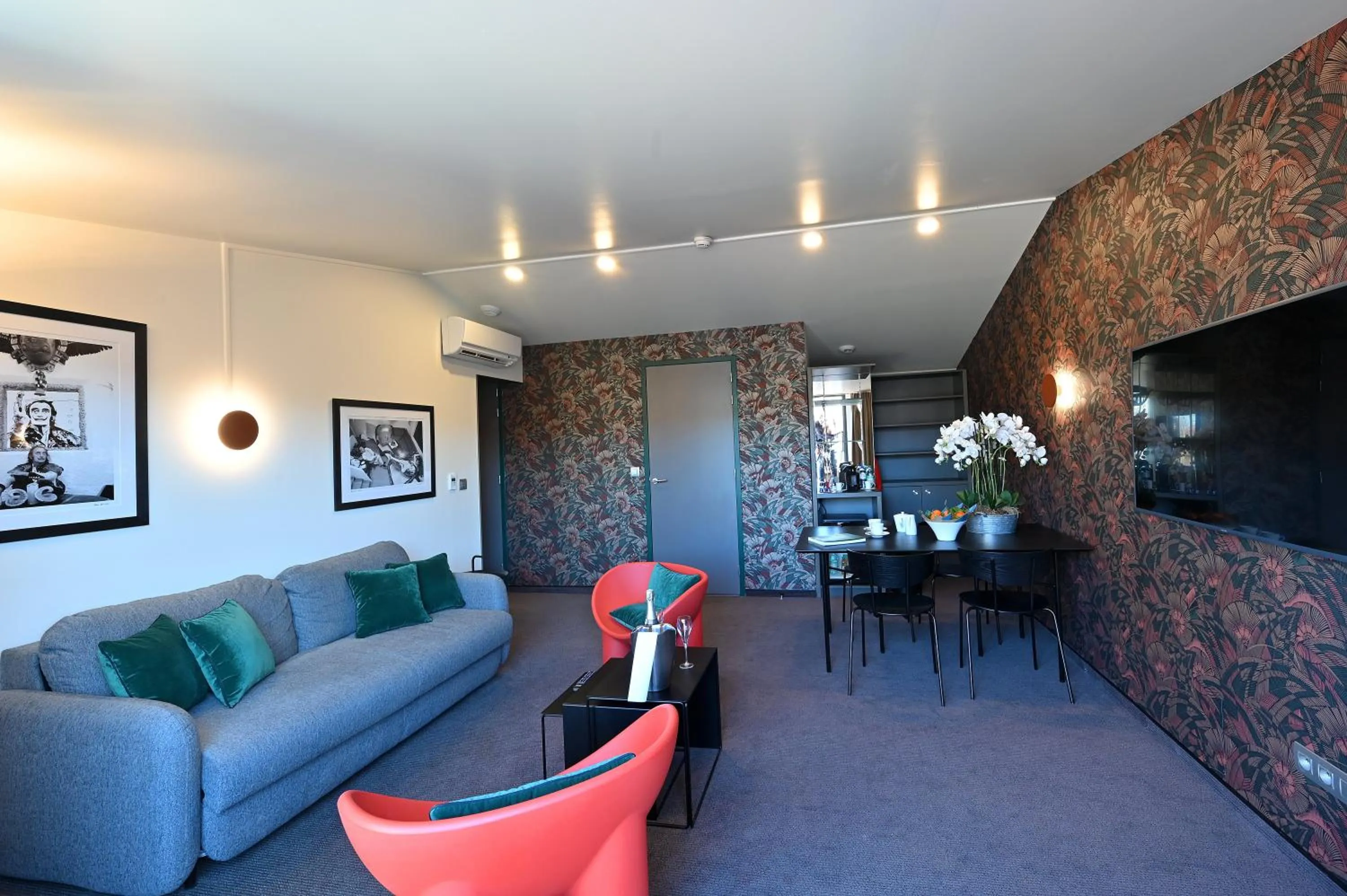 Living room in Dali Hôtel Perpignan - Restaurant