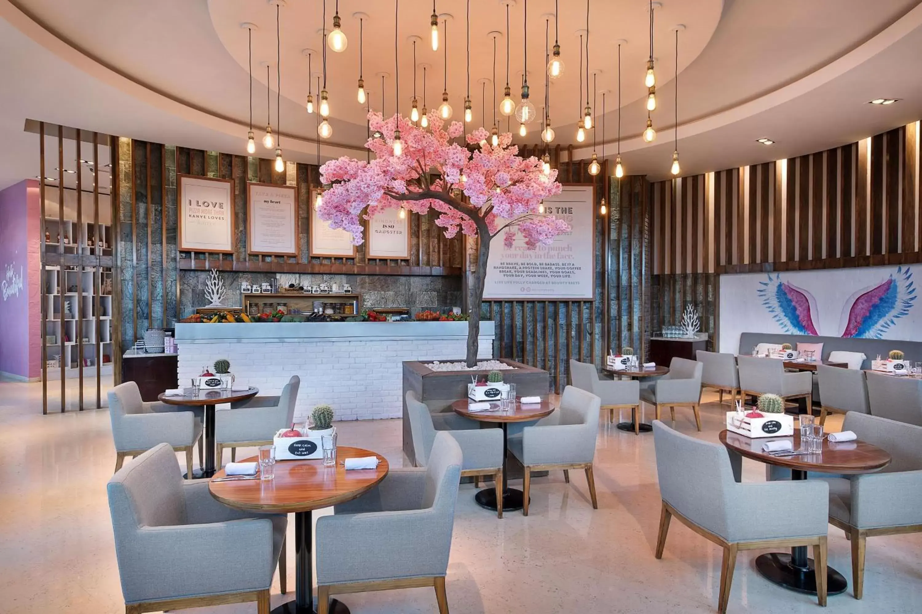 Restaurant/Places to Eat in Le Meridien Mina Seyahi Beach Resort & Waterpark