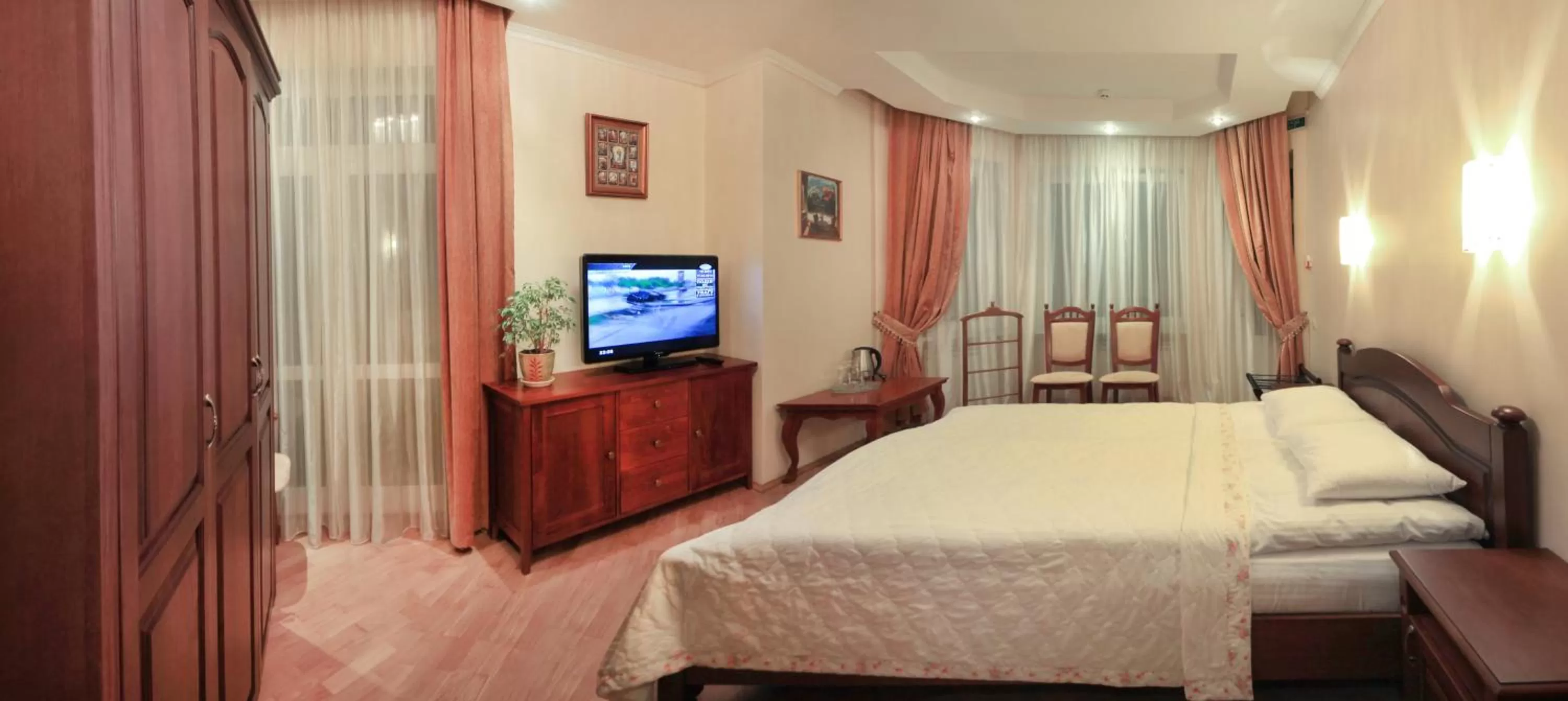 Photo of the whole room, Bed in Red Stone