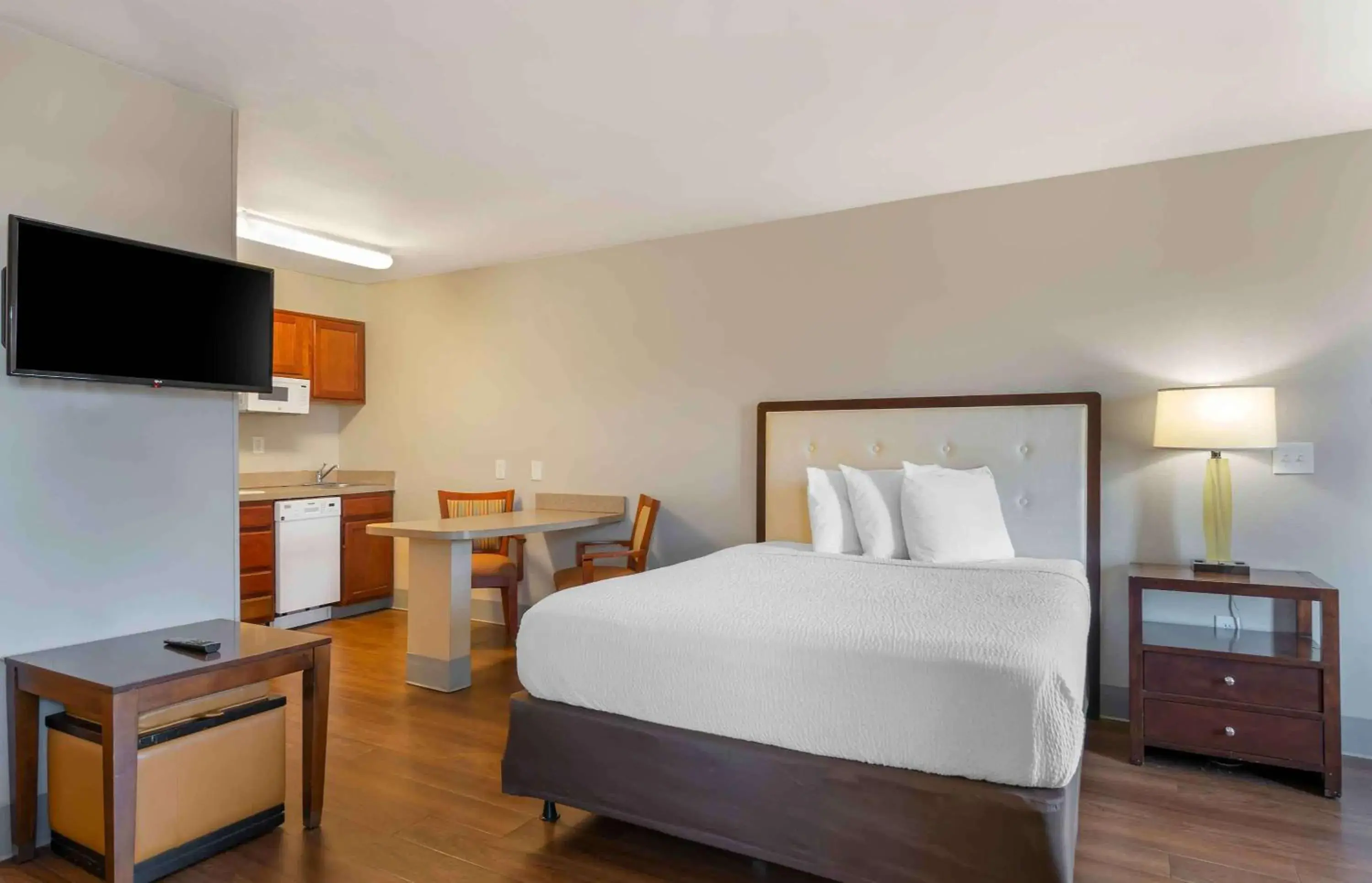 Bedroom, Bed in Extended Stay America Suites - Kansas City - Lenexa - 87th St