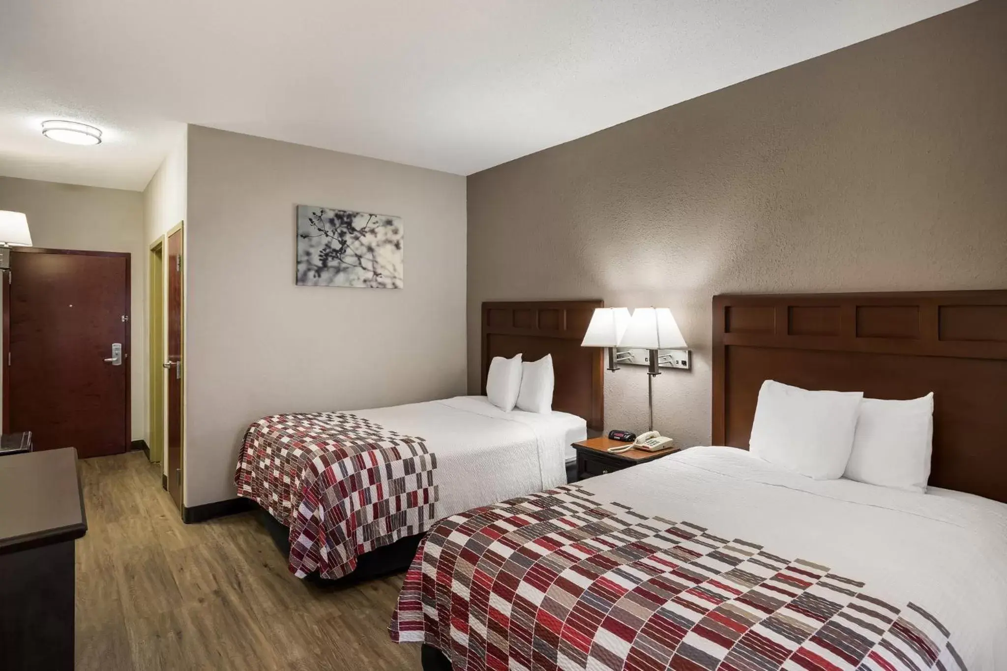 Photo of the whole room, Bed in Red Roof Inn & Suites Bloomsburg - Mifflinville