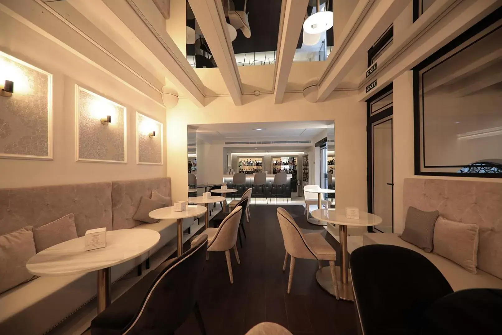 Lounge or bar, Restaurant/Places to Eat in Summum Prime Boutique Hotel