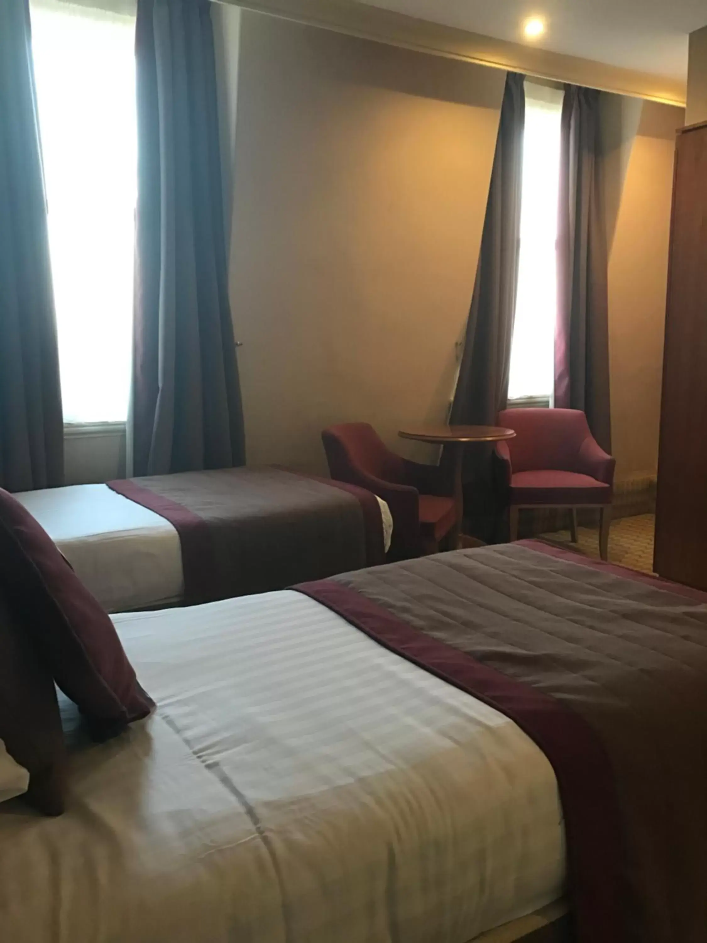 Bedroom, Bed in Crown & Mitre Hotel