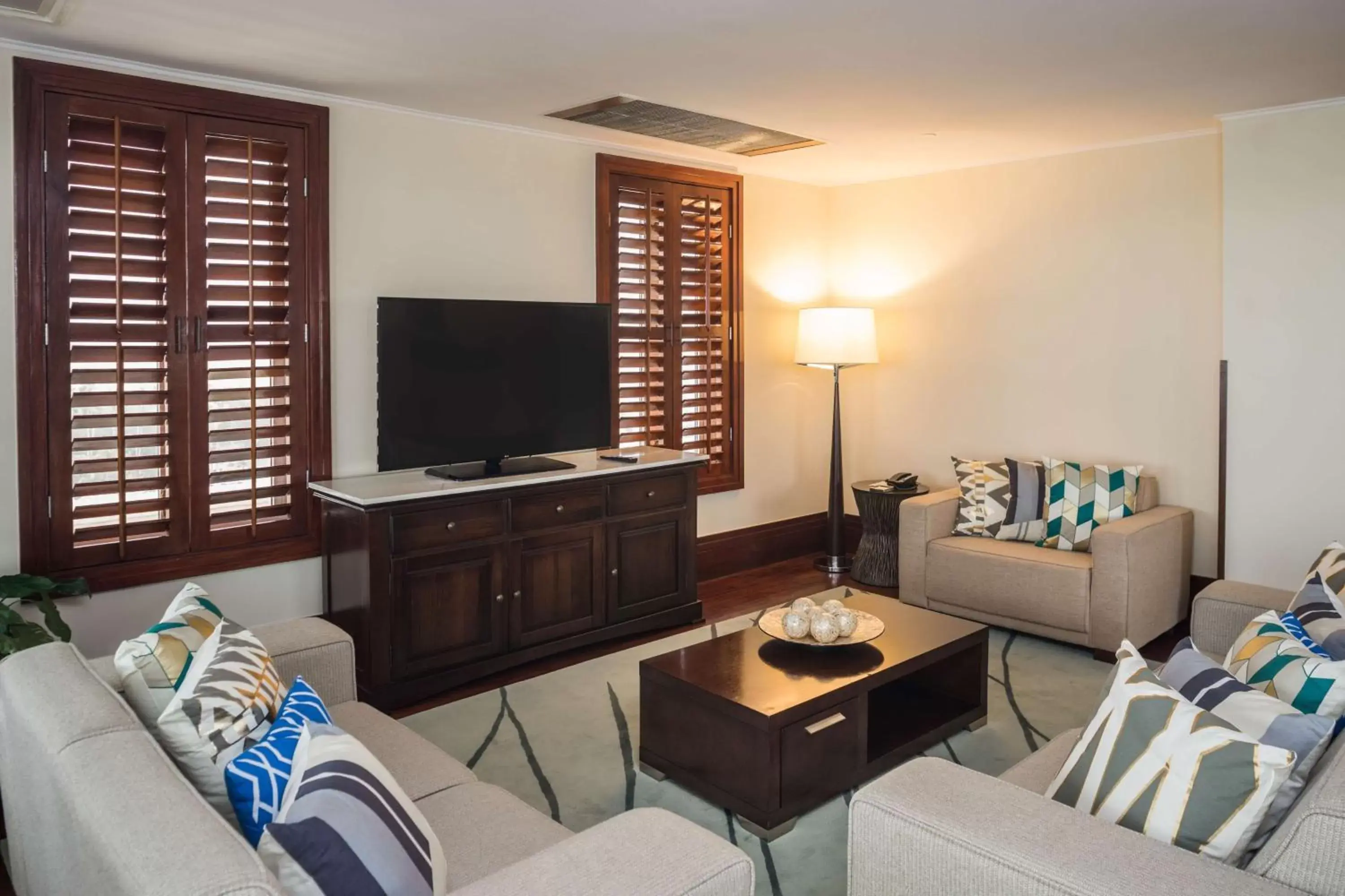 Bedroom, TV/Entertainment Center in Hilton Aruba Caribbean Resort & Casino