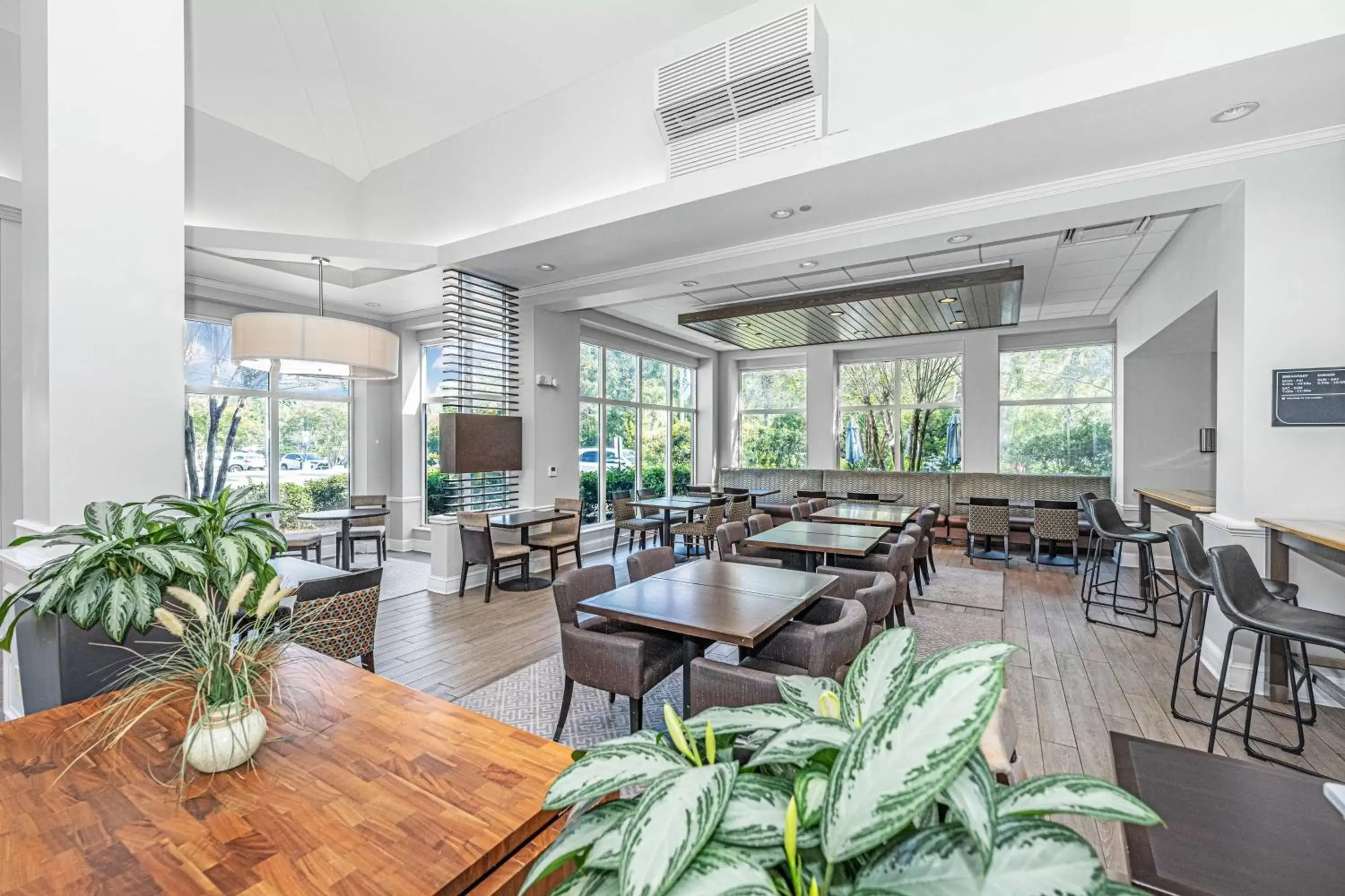 Lobby or reception, Restaurant/Places to Eat in Hilton Garden Inn Charleston Airport