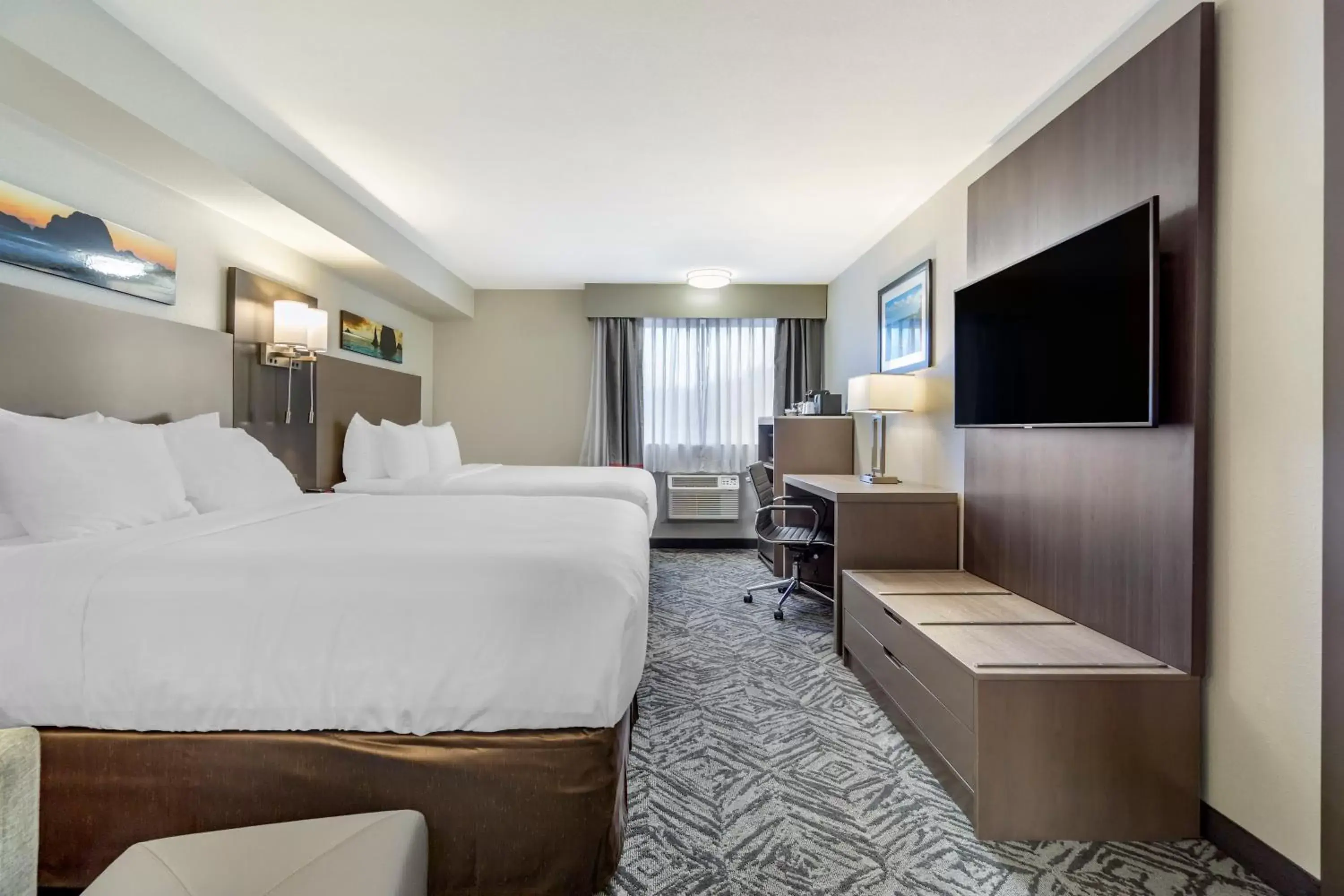 TV and multimedia, Bed in Comfort Inn & Suites Pacific – Auburn