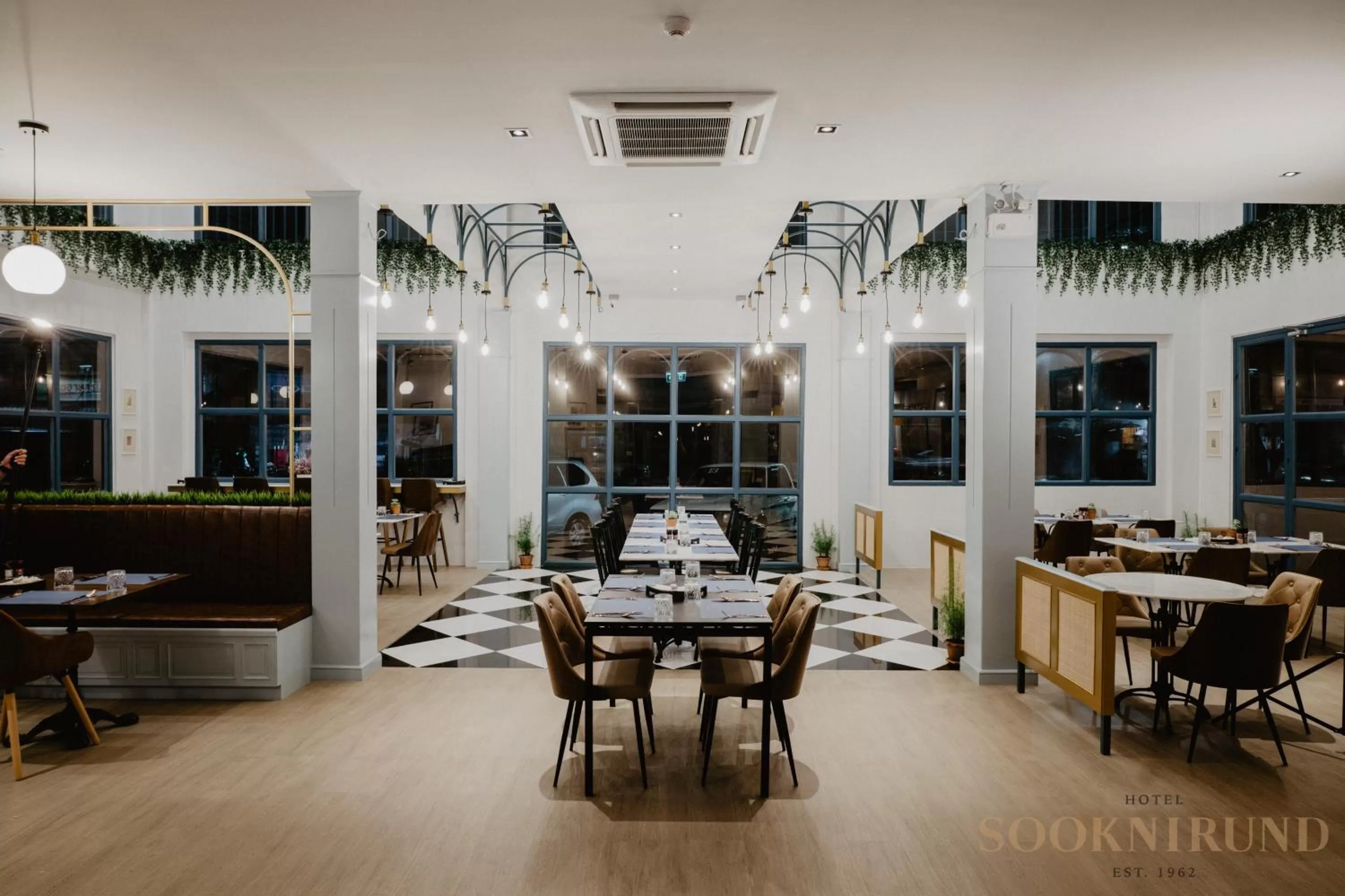 Restaurant/places to eat in SOOKNIRUND HOTEL