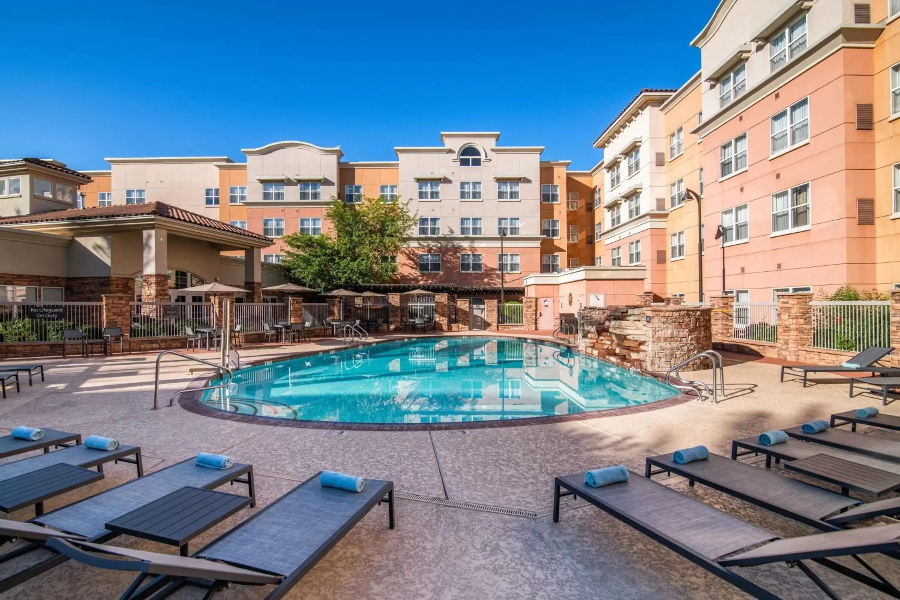 Swimming Pool in SpringHill Suites Phoenix Glendale Sports & Entertainment District