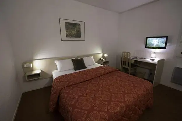 Photo of the whole room, Bed in Anne De Beaujeu