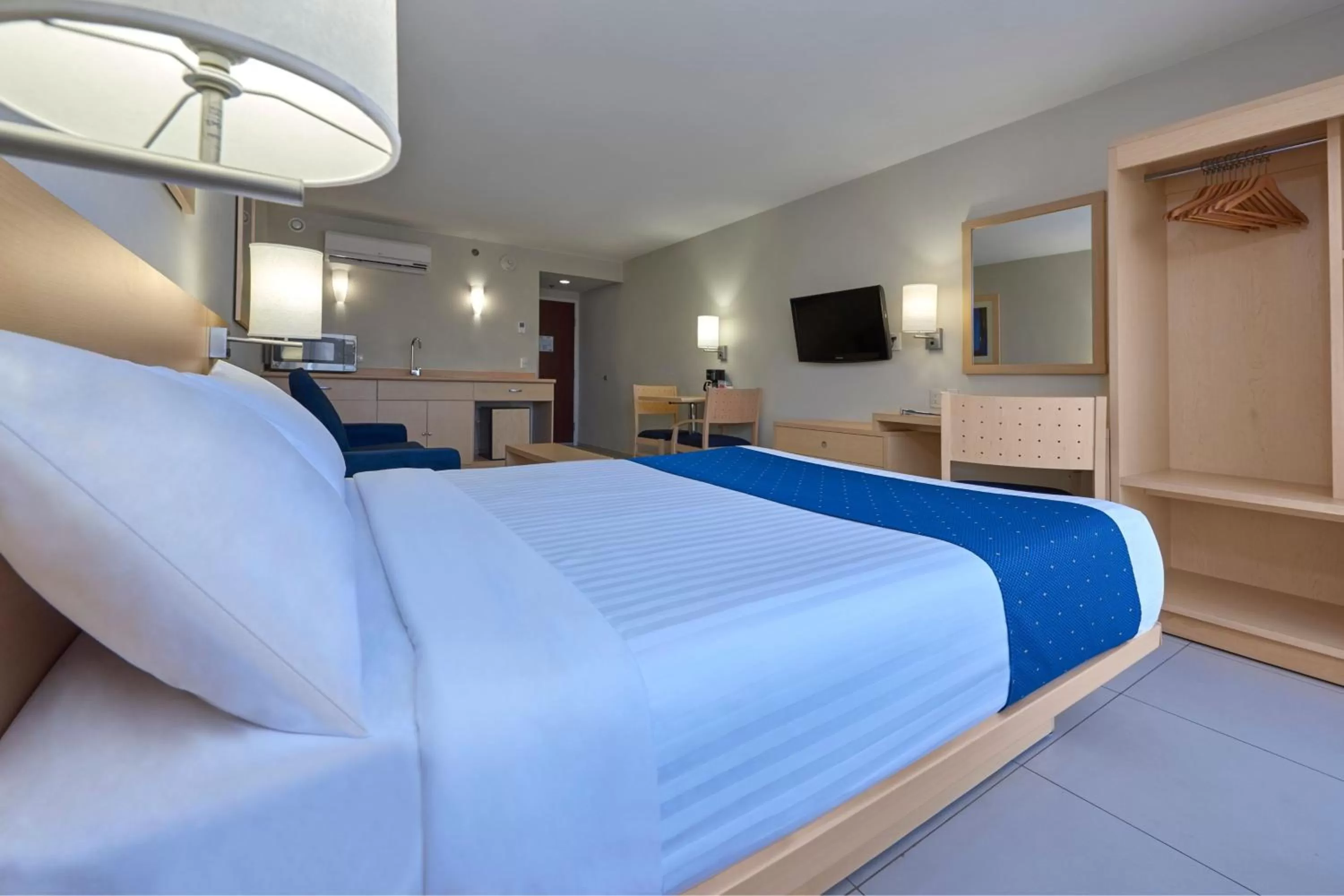 Photo of the whole room, Bed in City Express by Marriott Xalapa