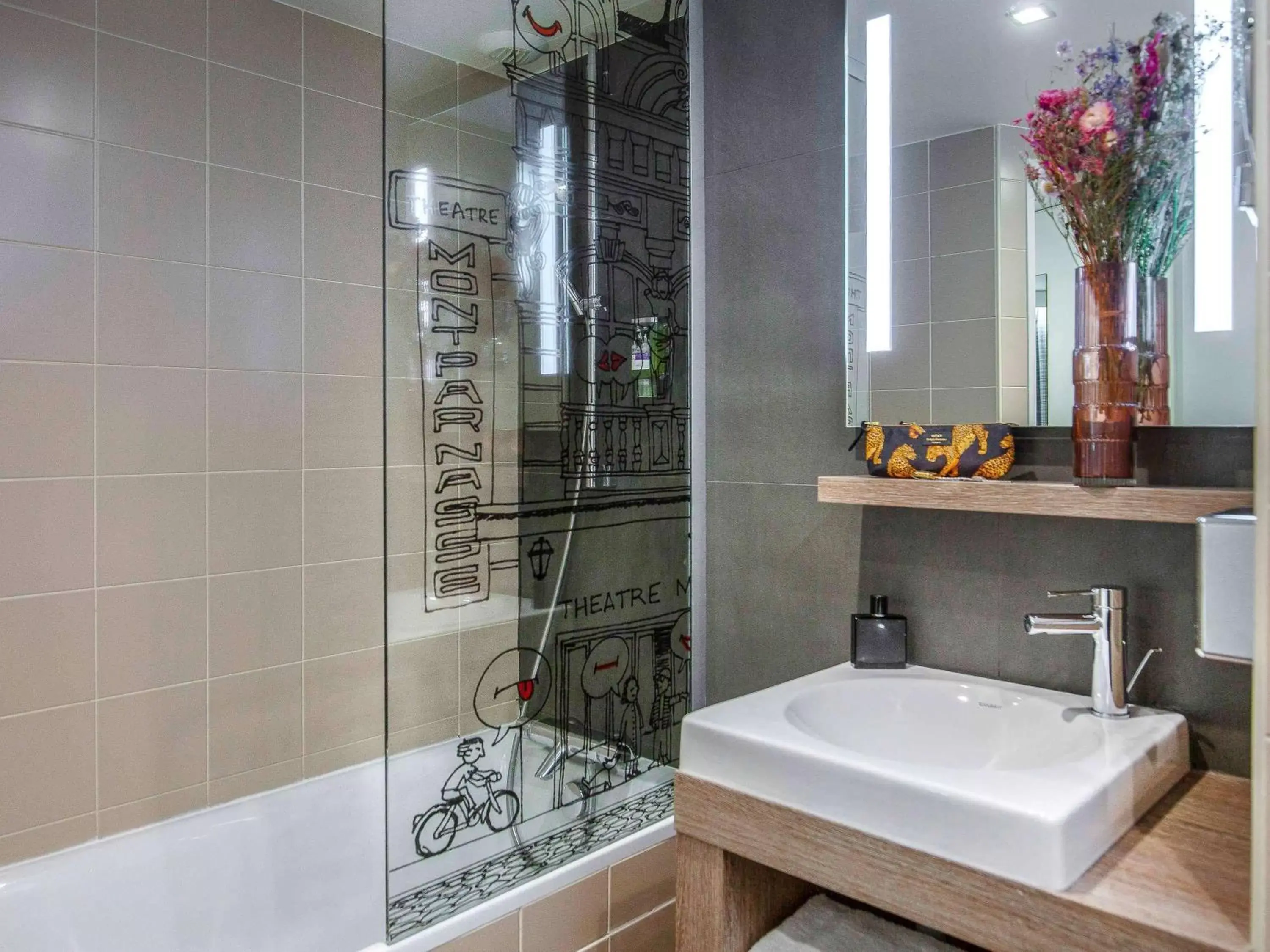 Photo of the whole room, Bathroom in Mercure Paris Gare Montparnasse
