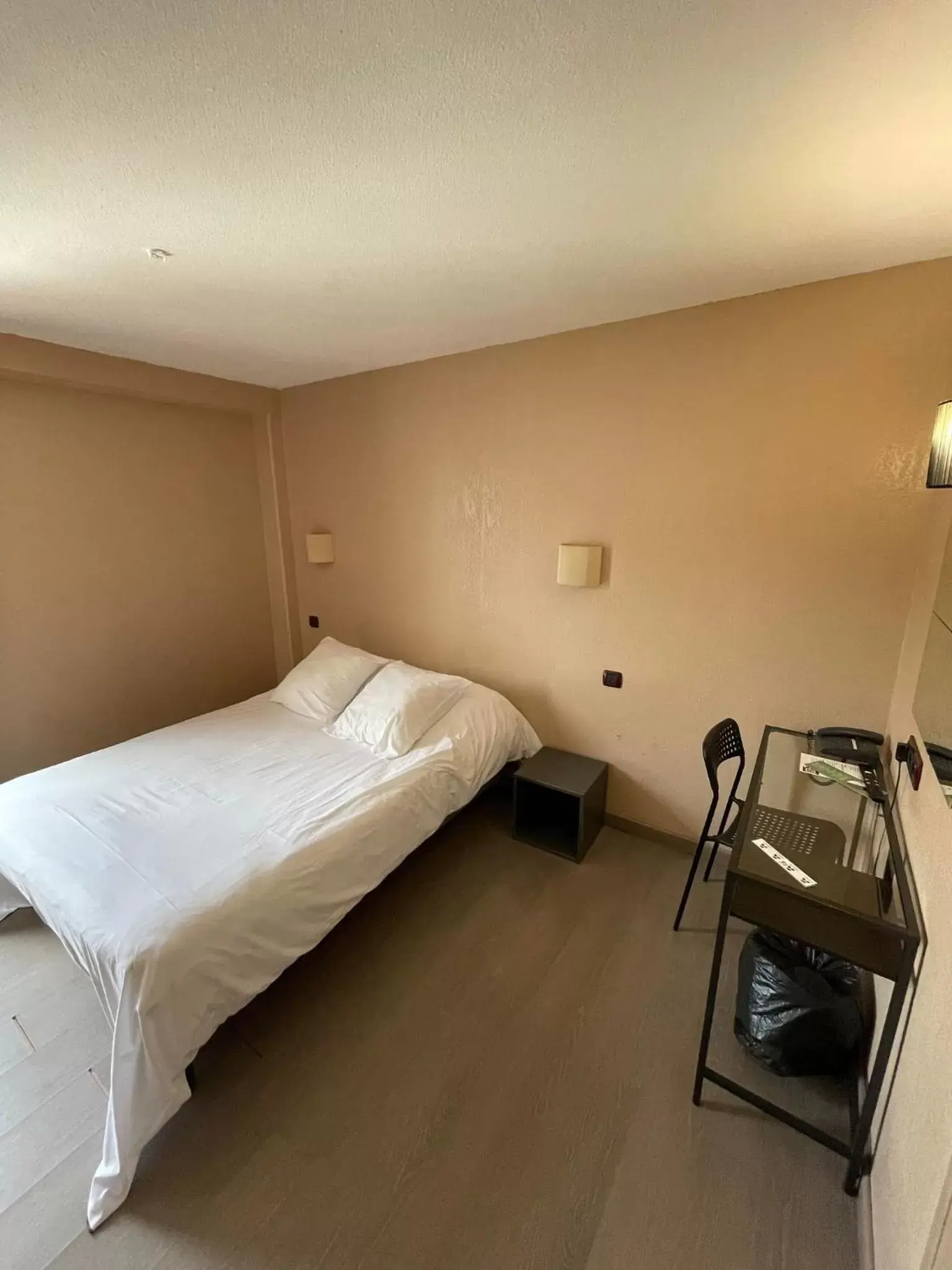 Bed in Hotel & Restaurant Le Mejean - Parc des Expositions