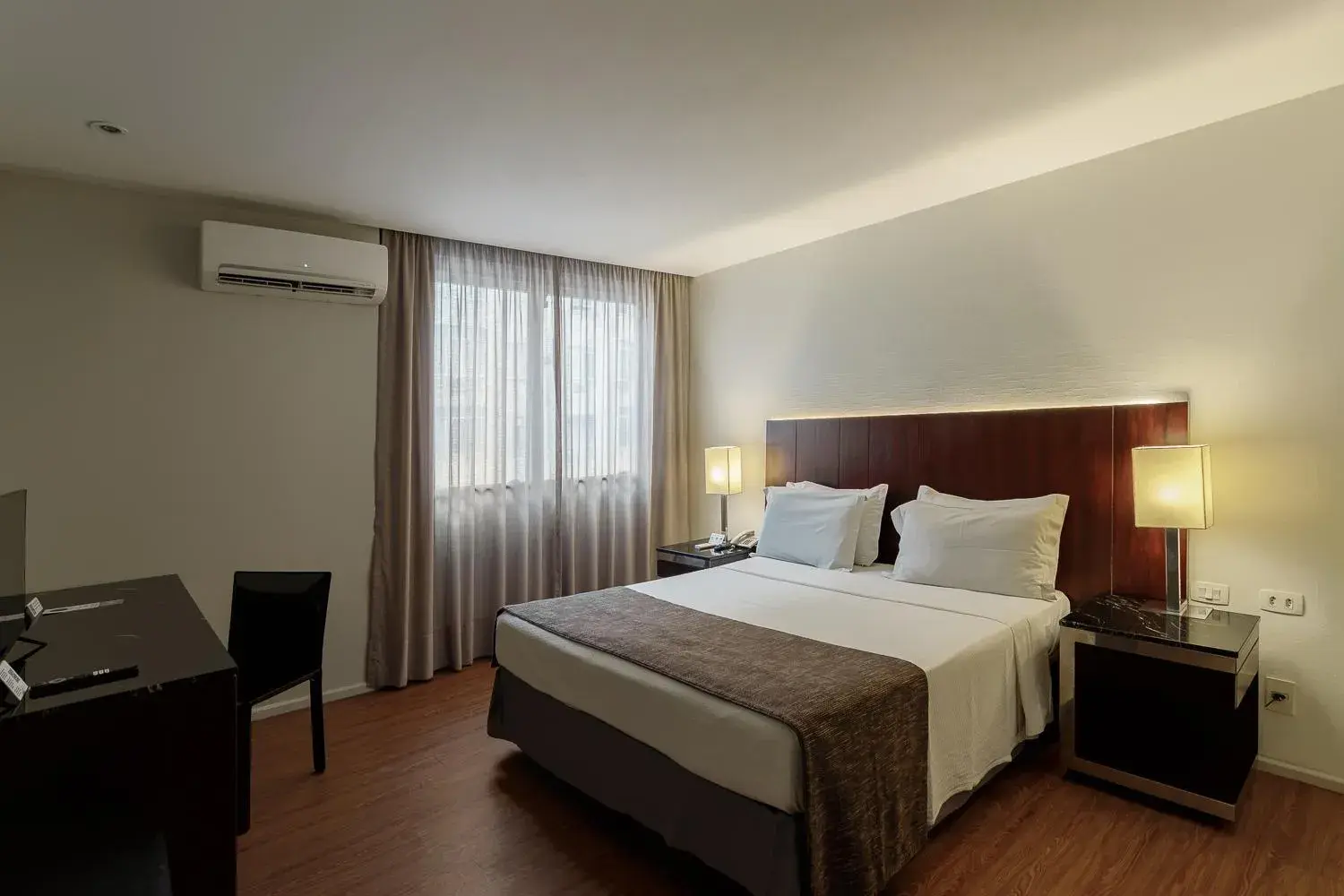 Property building, Bed in Orla Copacabana Hotel