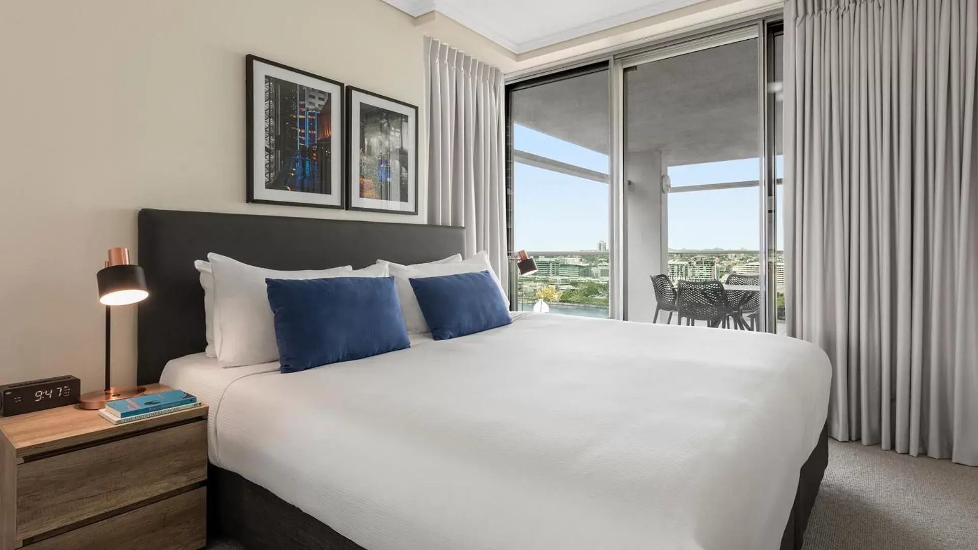 Bed in Oaks Brisbane Casino Tower Suites