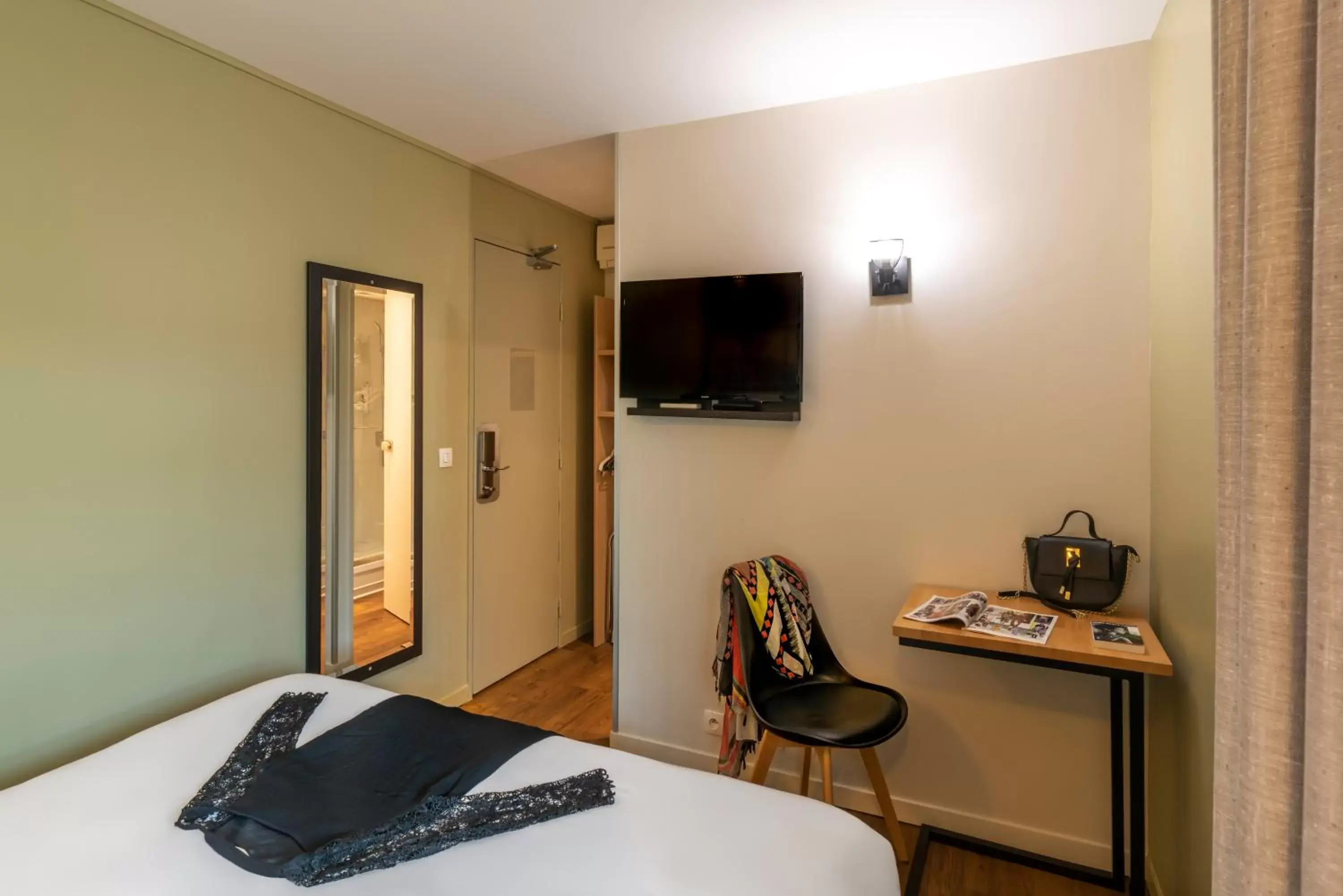 Bedroom, TV/Entertainment Center in ibis Styles Parc des Expositions de Villepinte