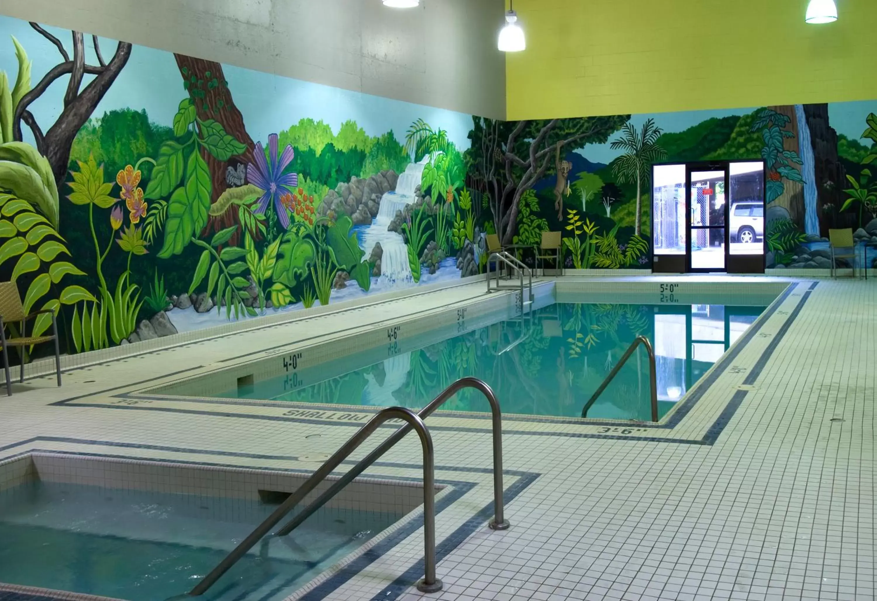 Swimming Pool in Penticton Lakeside Resort