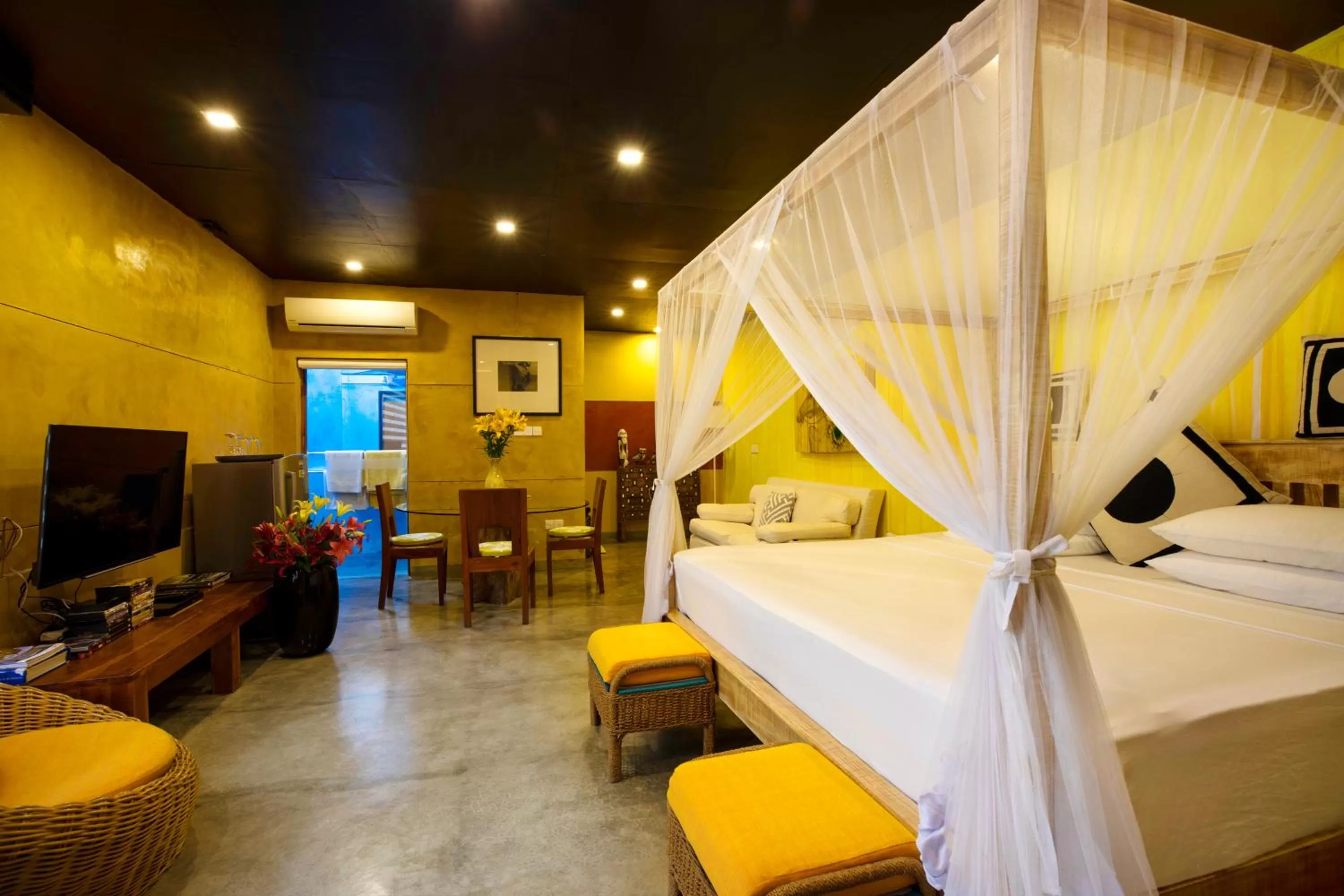 Photo of the whole room, Bed in Dickman Resort "The Boutique Hotel"
