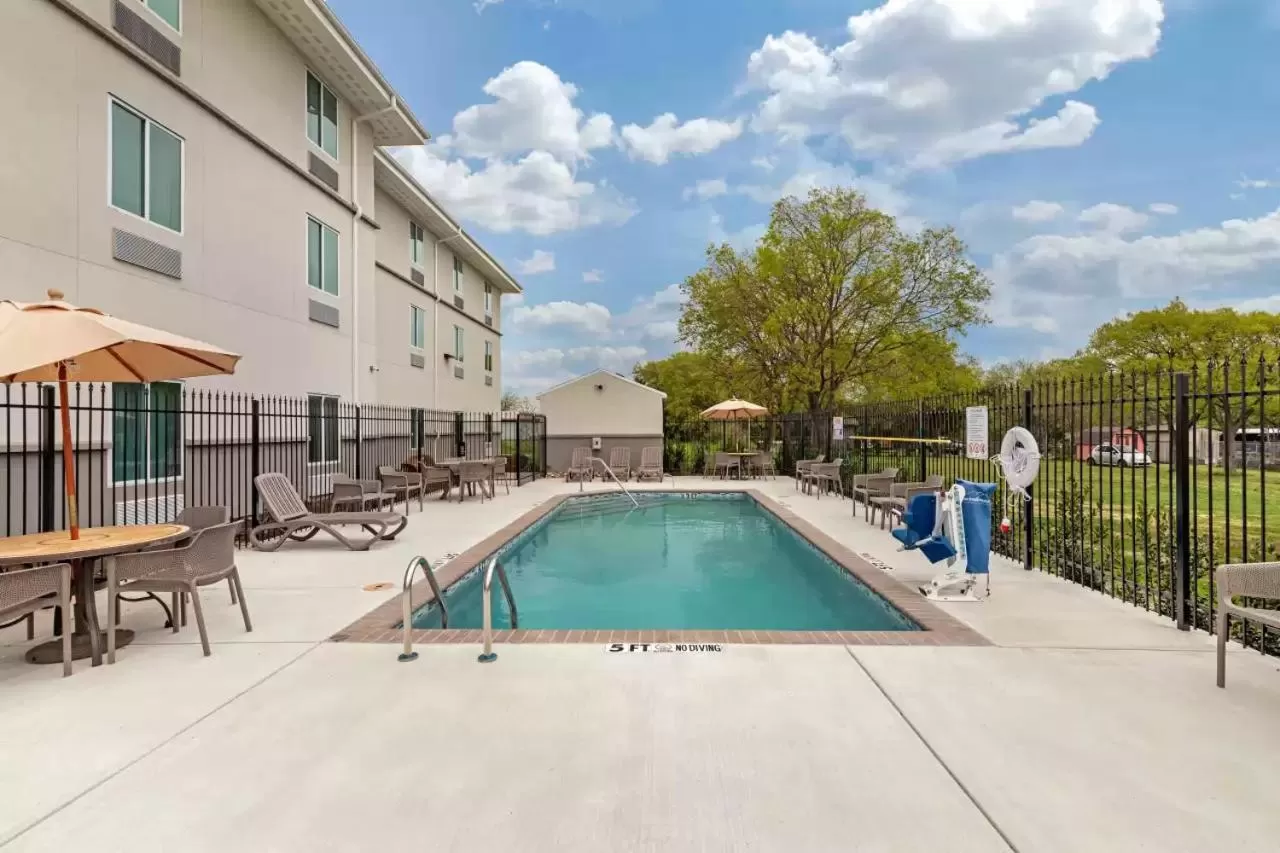 Swimming pool in Sleep Inn Lancaster Dallas South