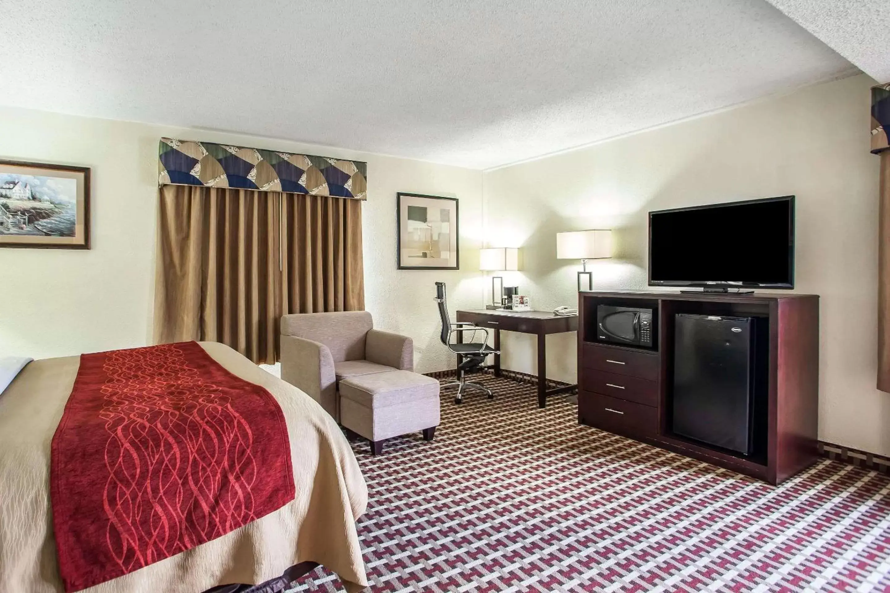 Photo of the whole room, TV/Entertainment Center in Comfort Inn Feasterville - Trevose