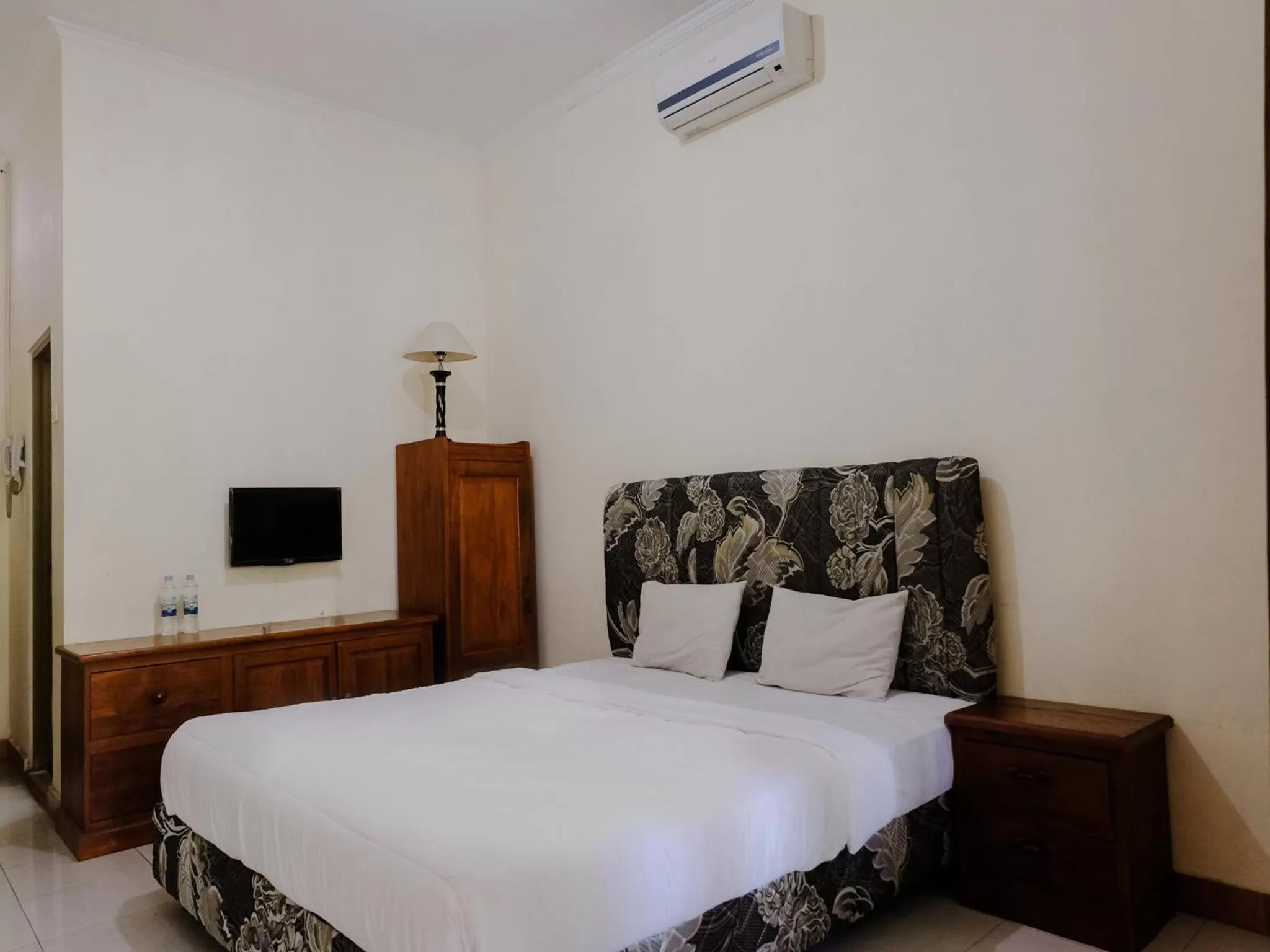 Photo of the whole room, Bed in Hotel Mahkota Plengkung by ecommerceloka