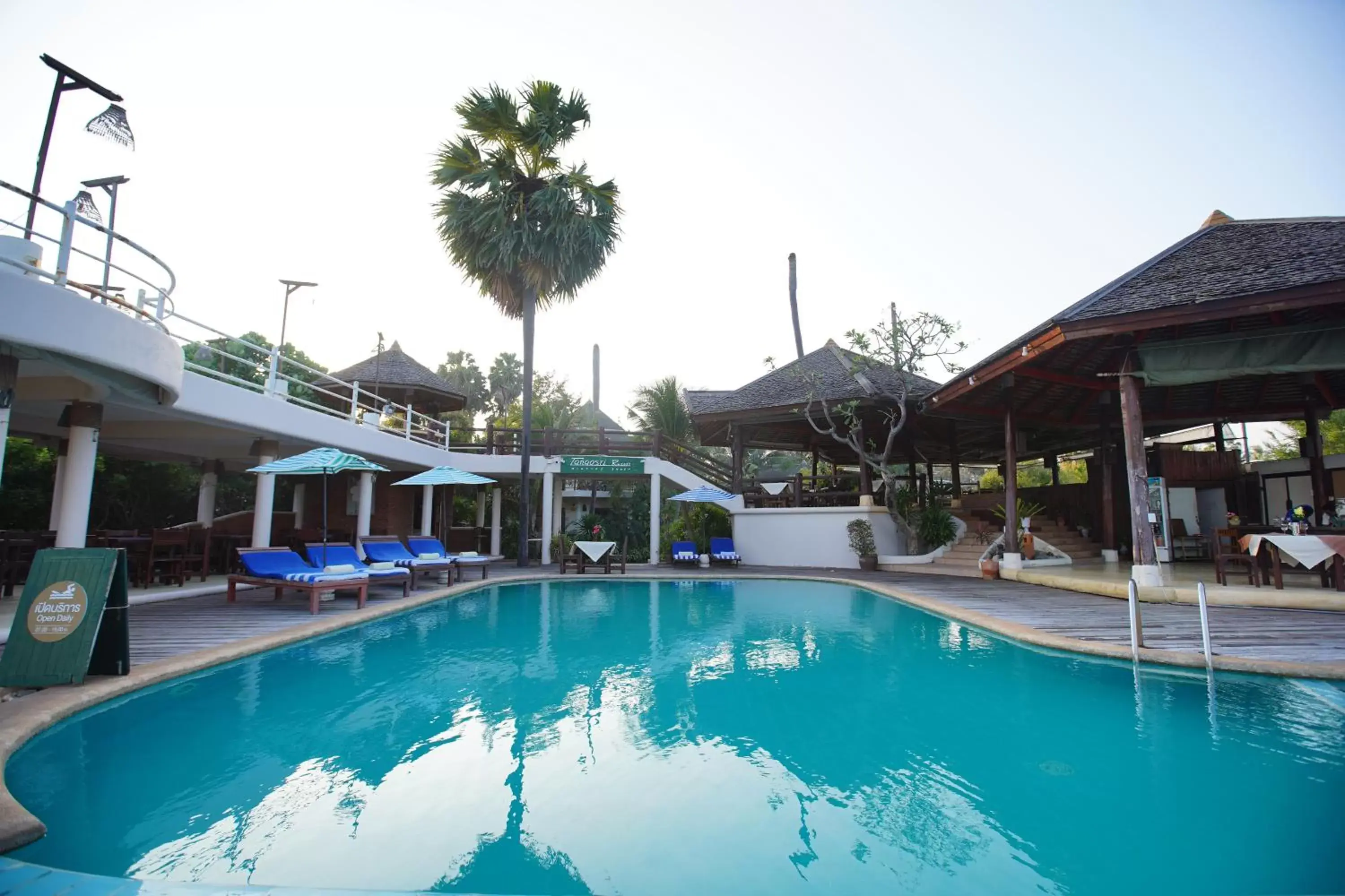 Swimming pool in Tanaosri Resort