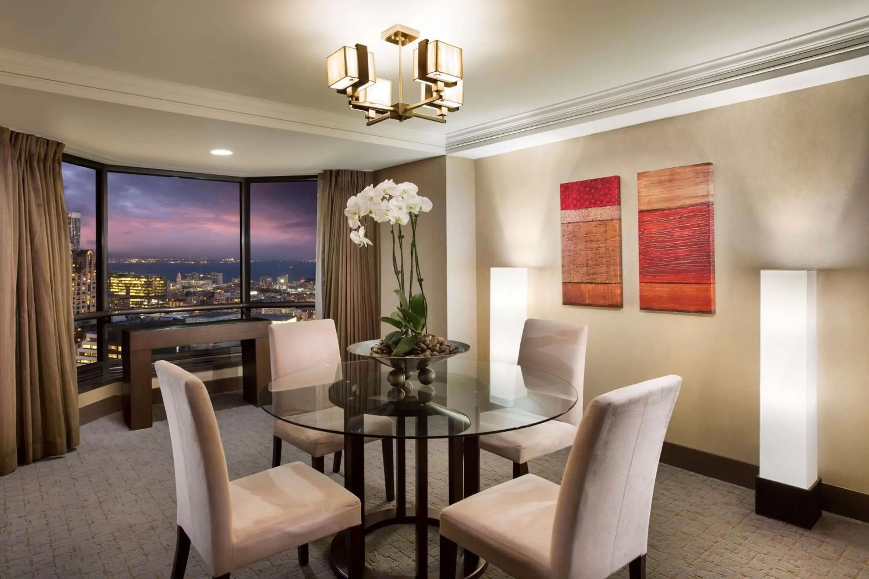 Bed, Dining Area in Hilton Parc 55 San Francisco Union Square