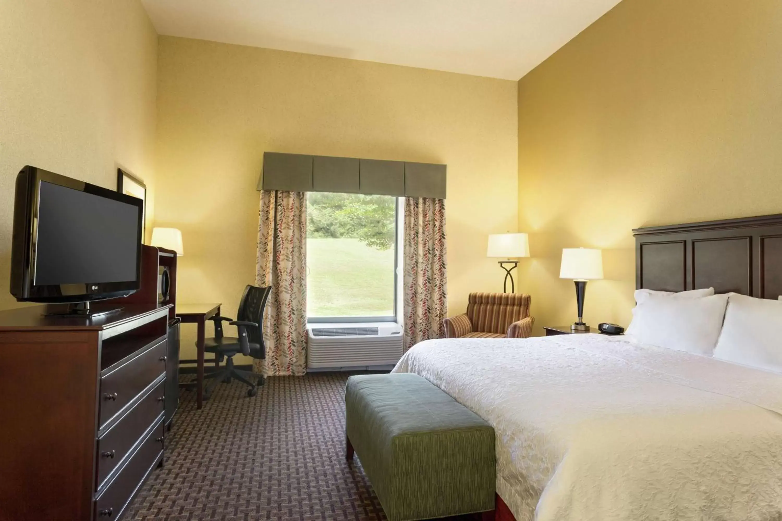 Bed in Hampton Inn & Suites Prattville