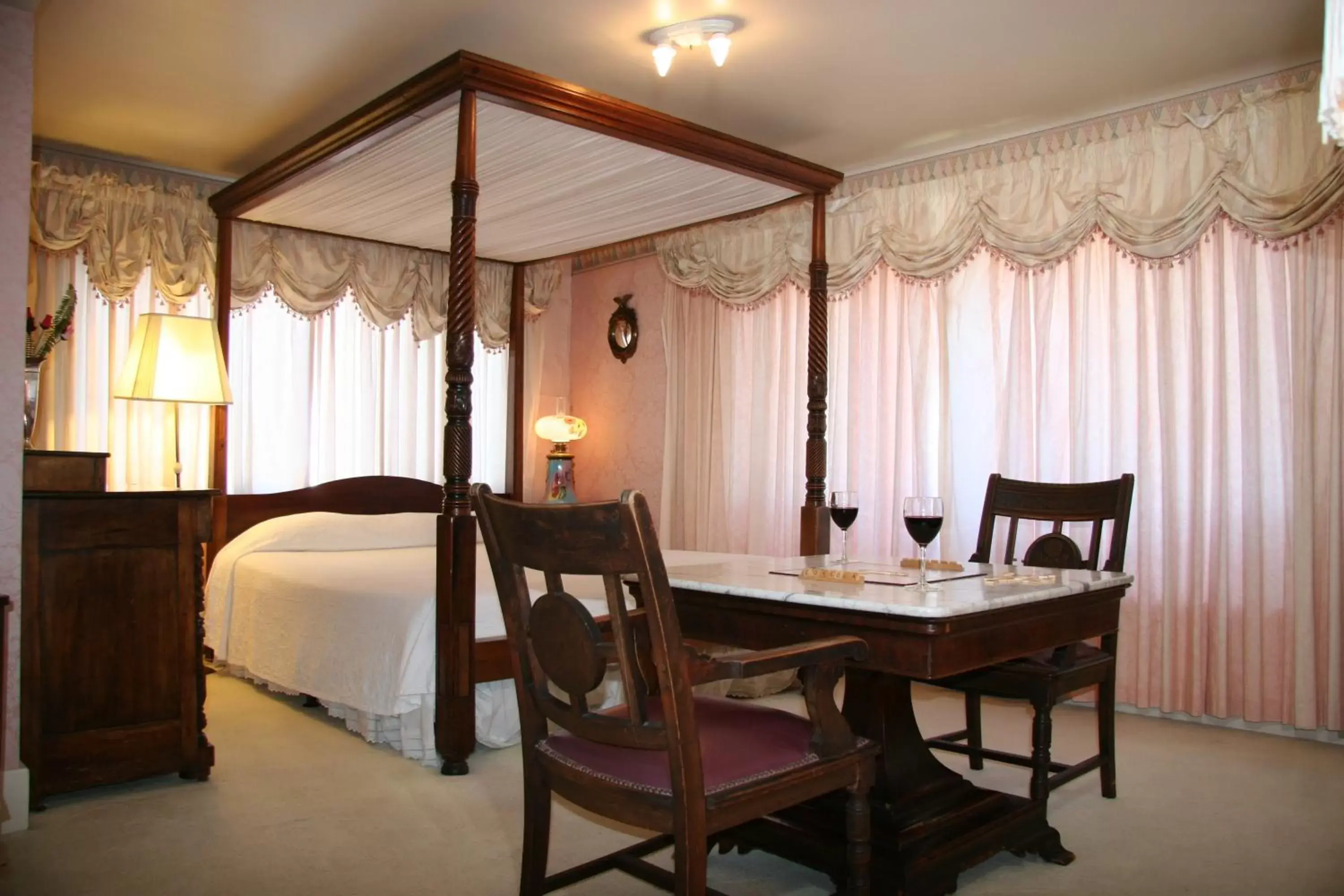 Bedroom, Dining Area in Martine Inn