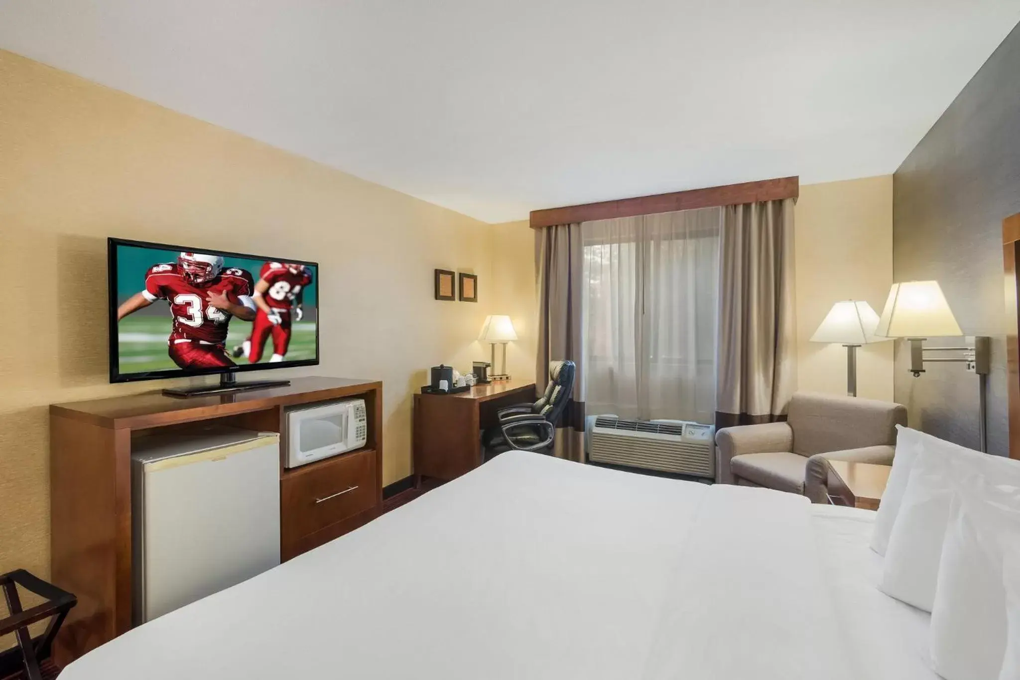 Bedroom, Bed in Red Roof Inn Fairfield