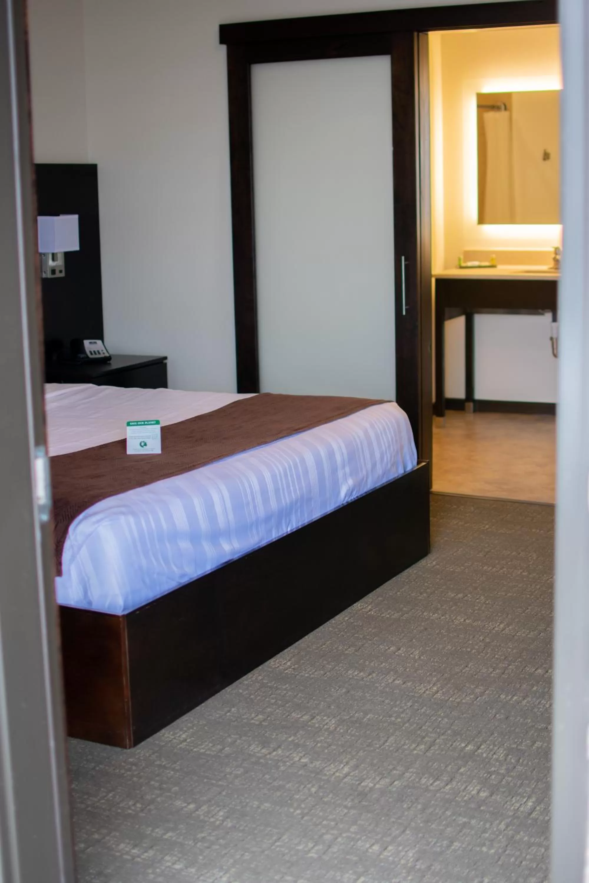 Bed in Boarders Inn &amp; Suites by Cobblestone Hotels - Syracuse