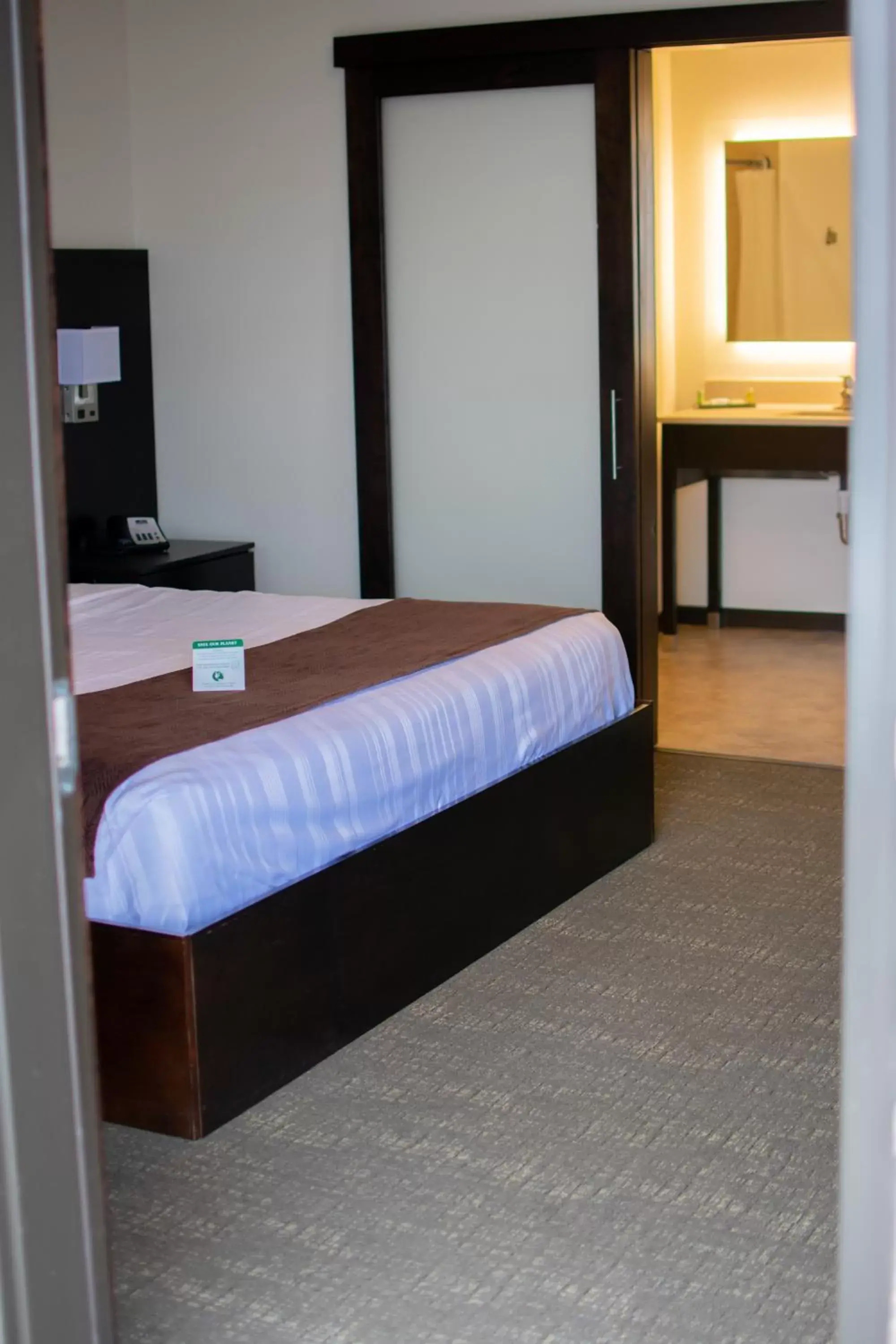 Bed in Boarders Inn & Suites by Cobblestone Hotels - Syracuse Bed in Boarders Inn & Suites by Cobblestone Hotels - Syracuse