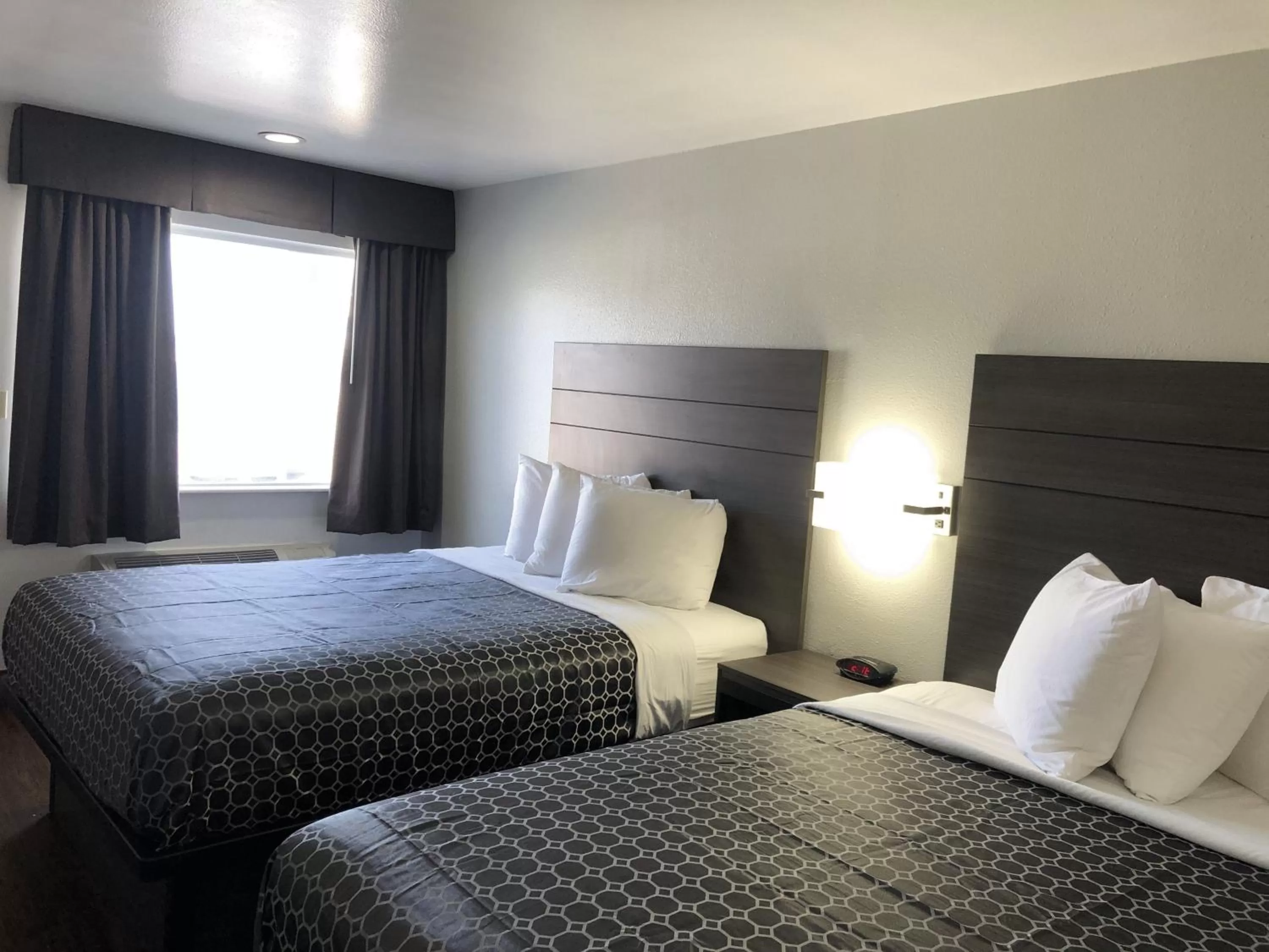 Photo of the whole room, Bed in Blue Way Inn By Jasper Near Frost Bank Center