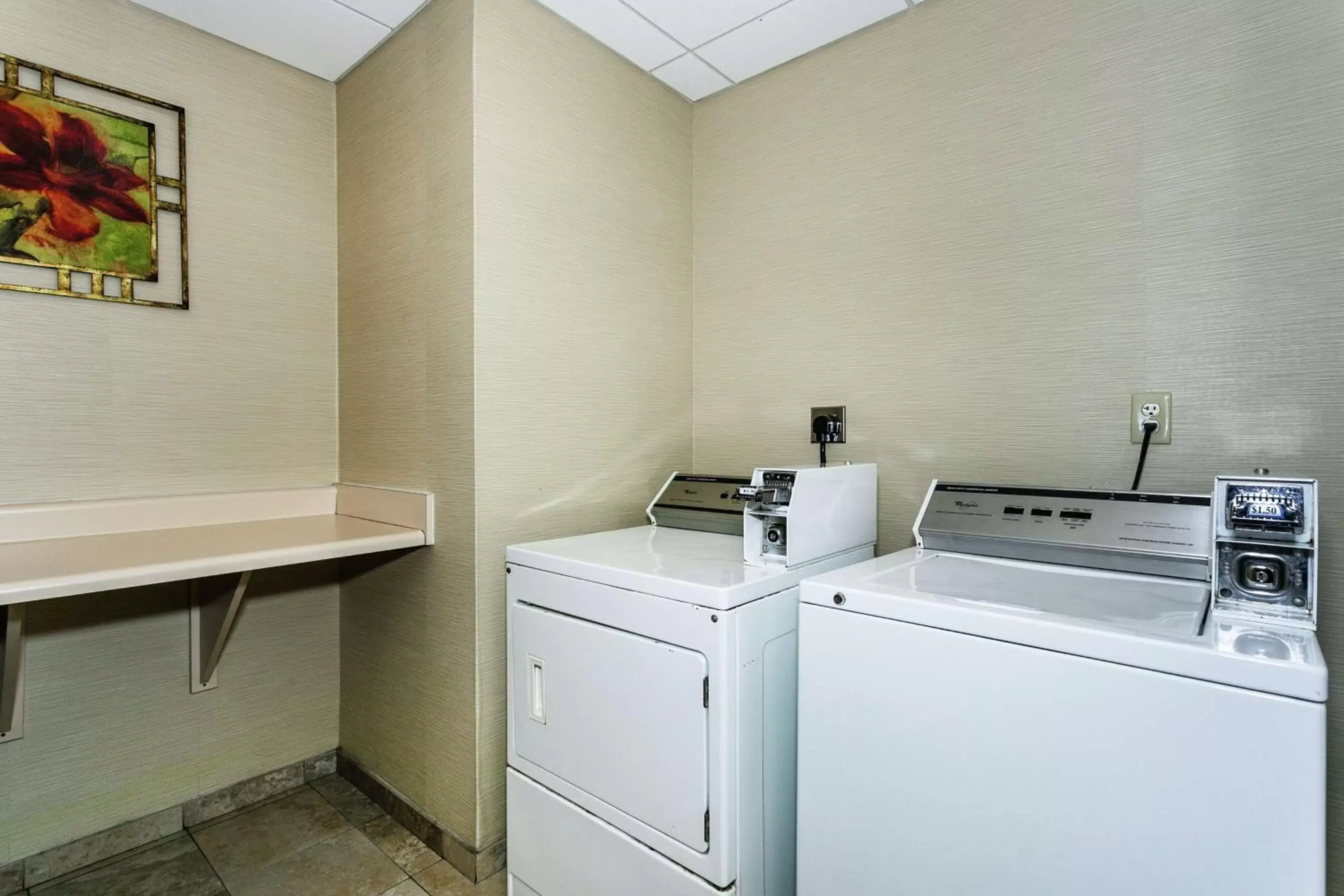 Property building, Kitchen/Kitchenette in Hampton Inn & Suites Mobile - Downtown Historic District