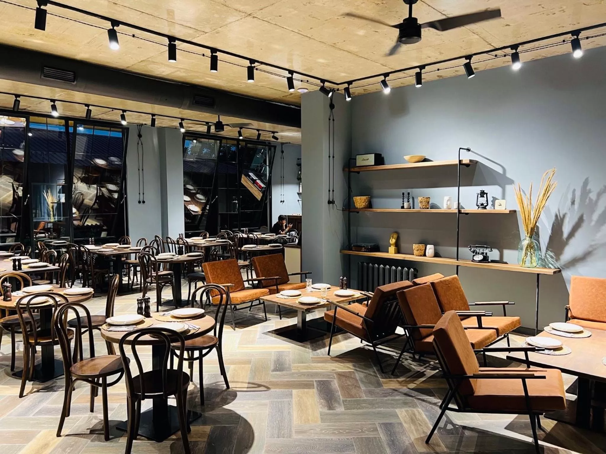 Restaurant/places to eat in Level Up Hotel & Restaurant