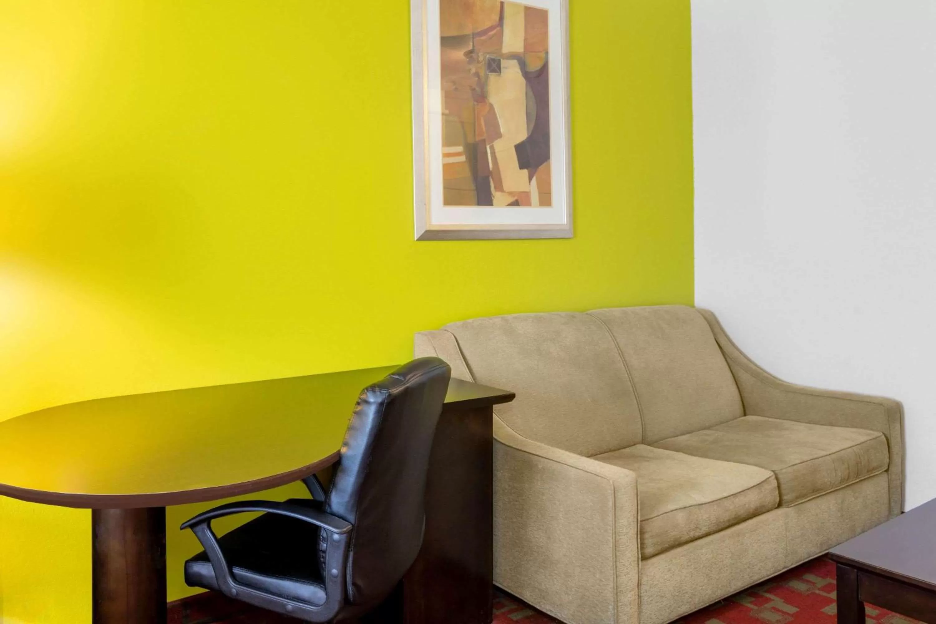 Photo of the whole room, Seating Area in La Quinta Inn & Suites by Wyndham St. Augustine