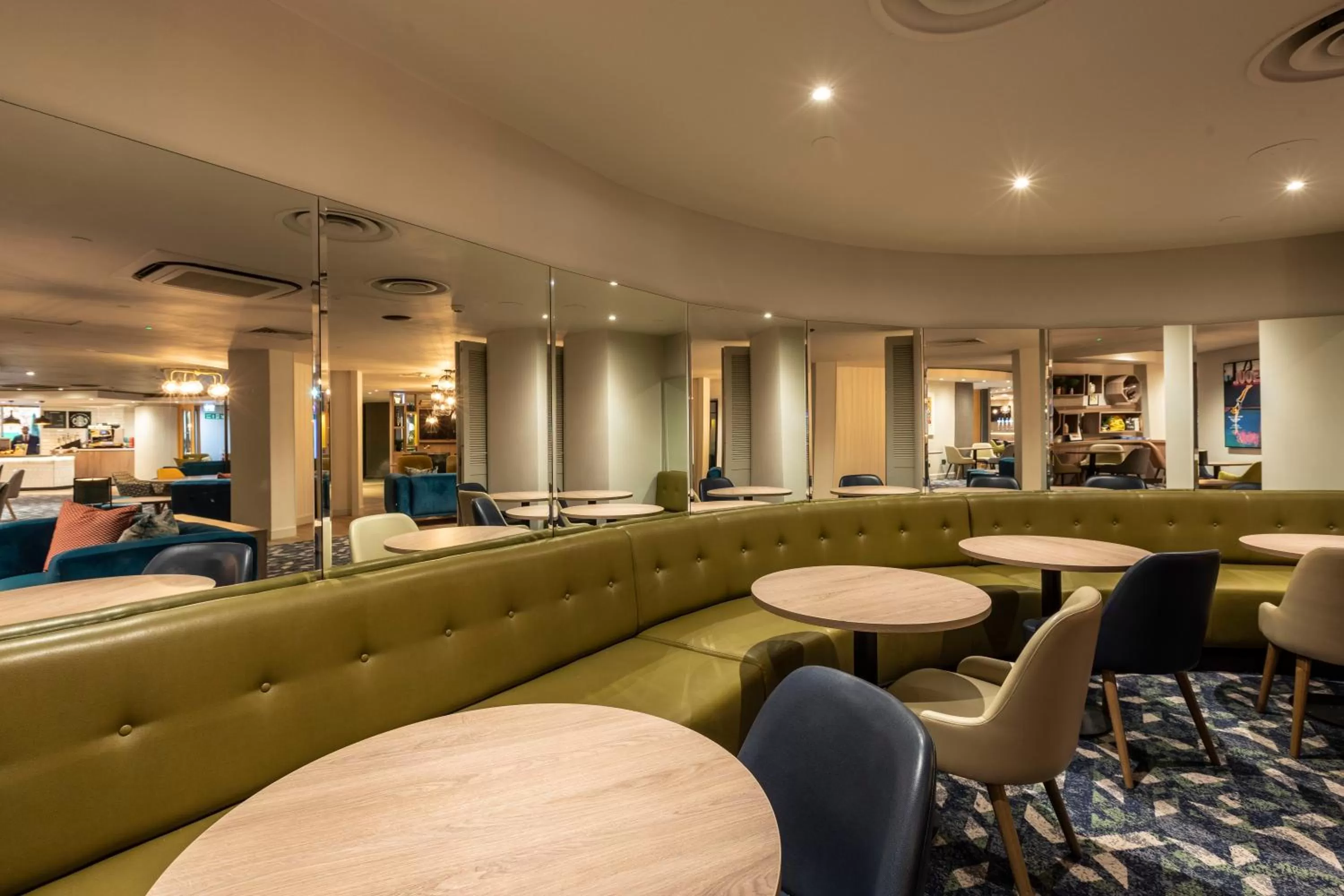 Lounge or bar in Holiday Inn London - Regent's Park by IHG