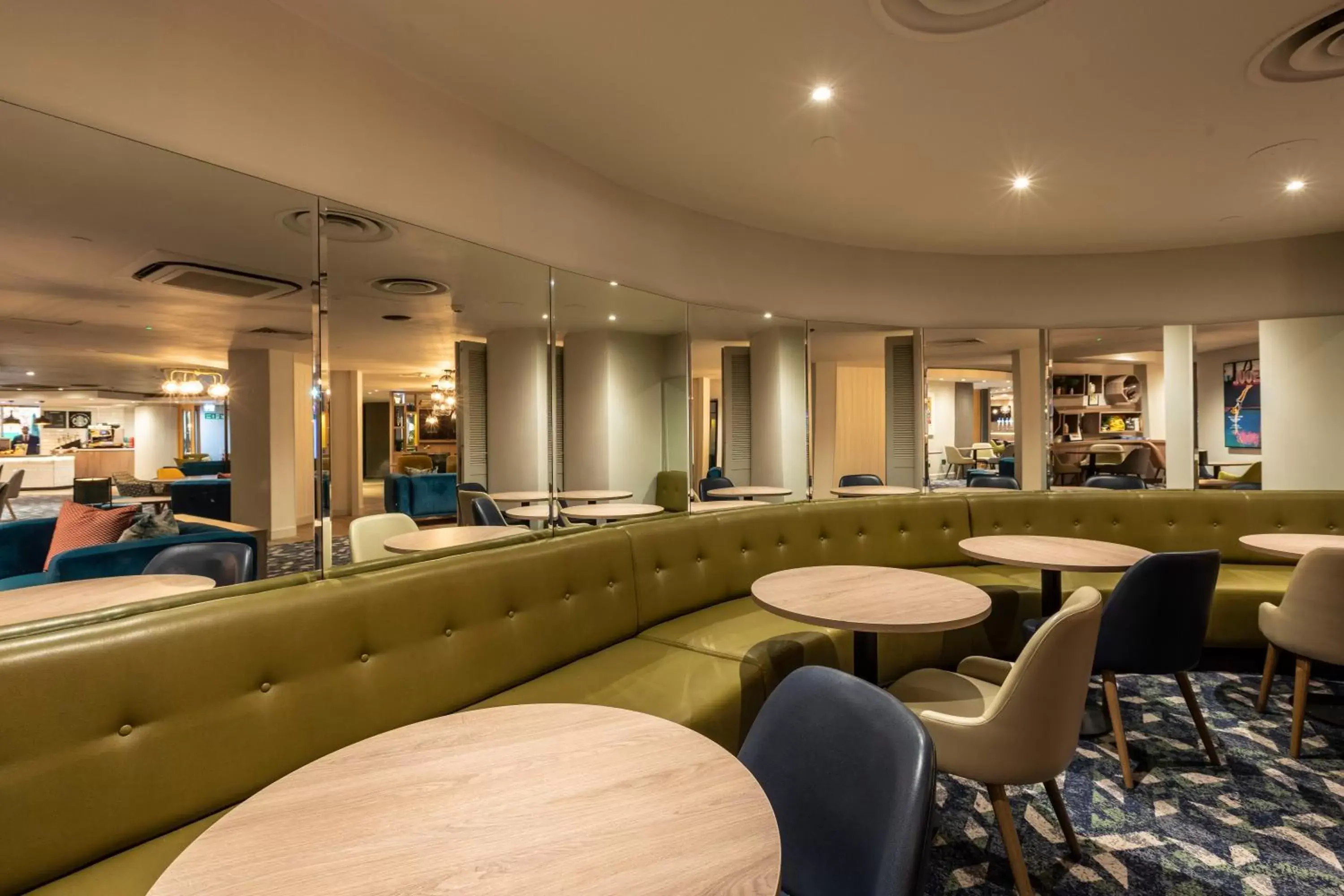 Lounge or bar, Lounge/Bar in Holiday Inn London - Regent's Park, an IHG Hotel