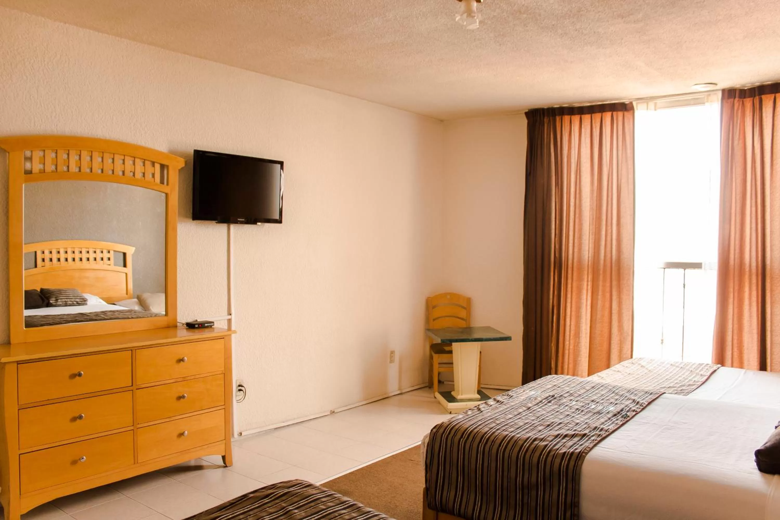 Shower, Bed in Hotel El Monte