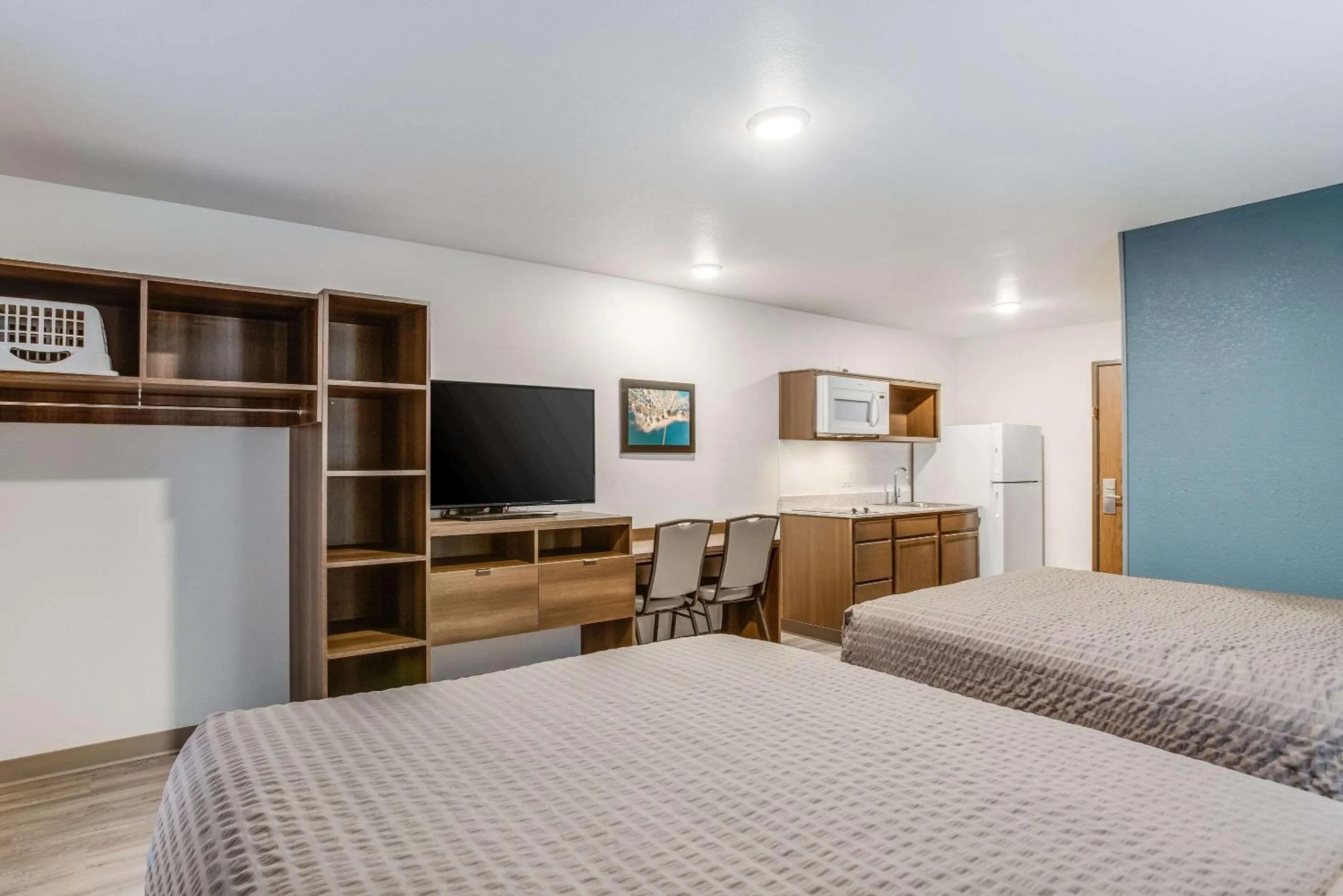 TV and multimedia, Bed in WoodSpring Suites Detroit Farmington Hills