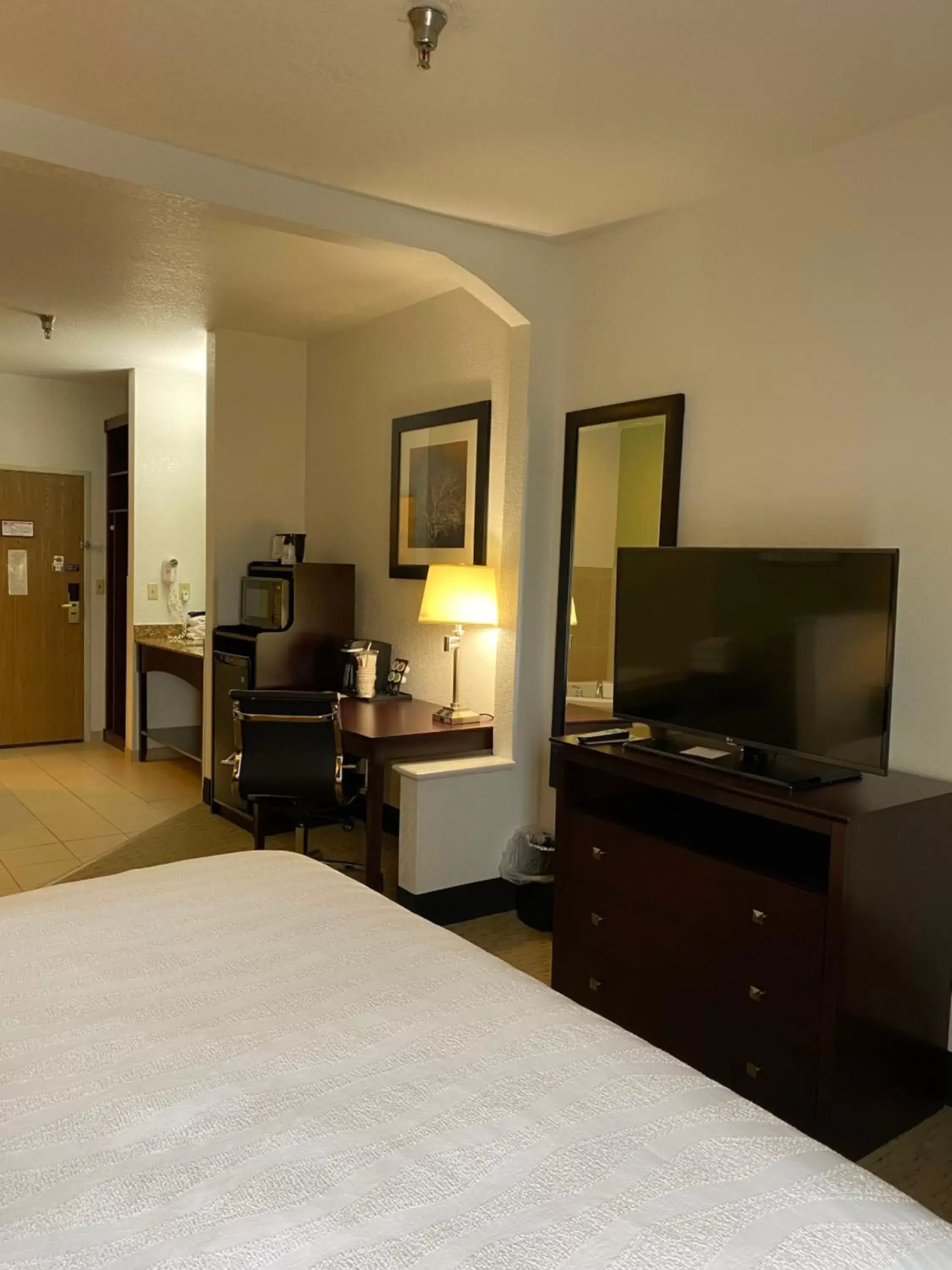 Bed, TV/Entertainment Center in Best Western Celina